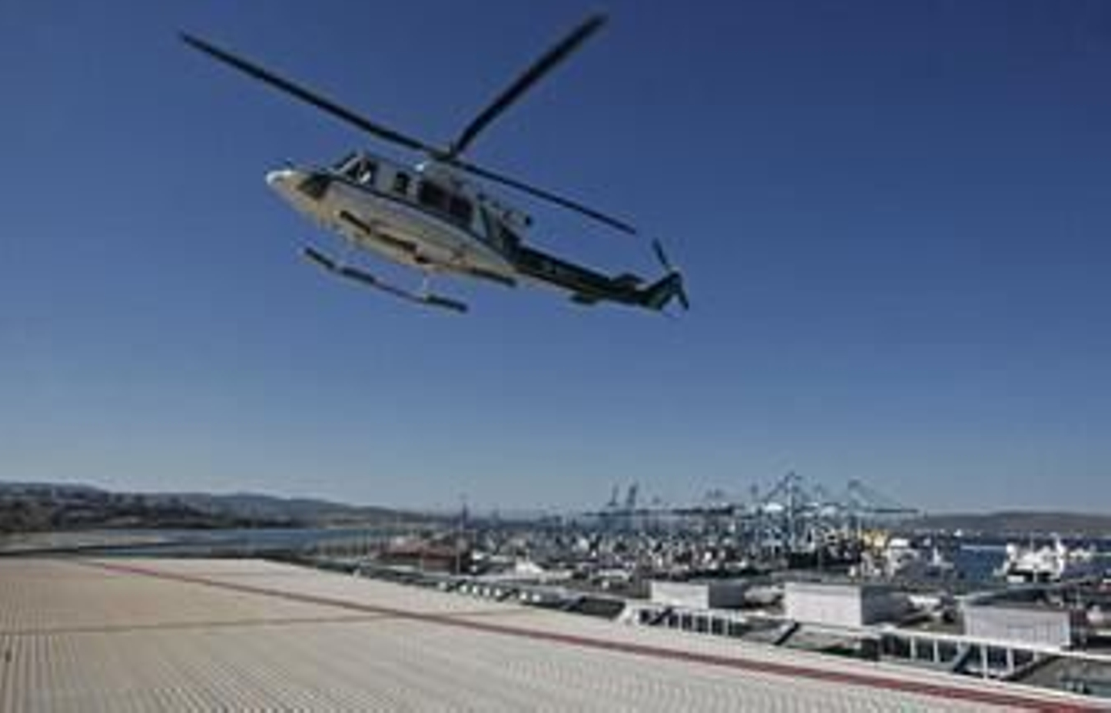 Helicóptero realizando una maniobra de aterrizaje en el helipuerto de Algeciras.