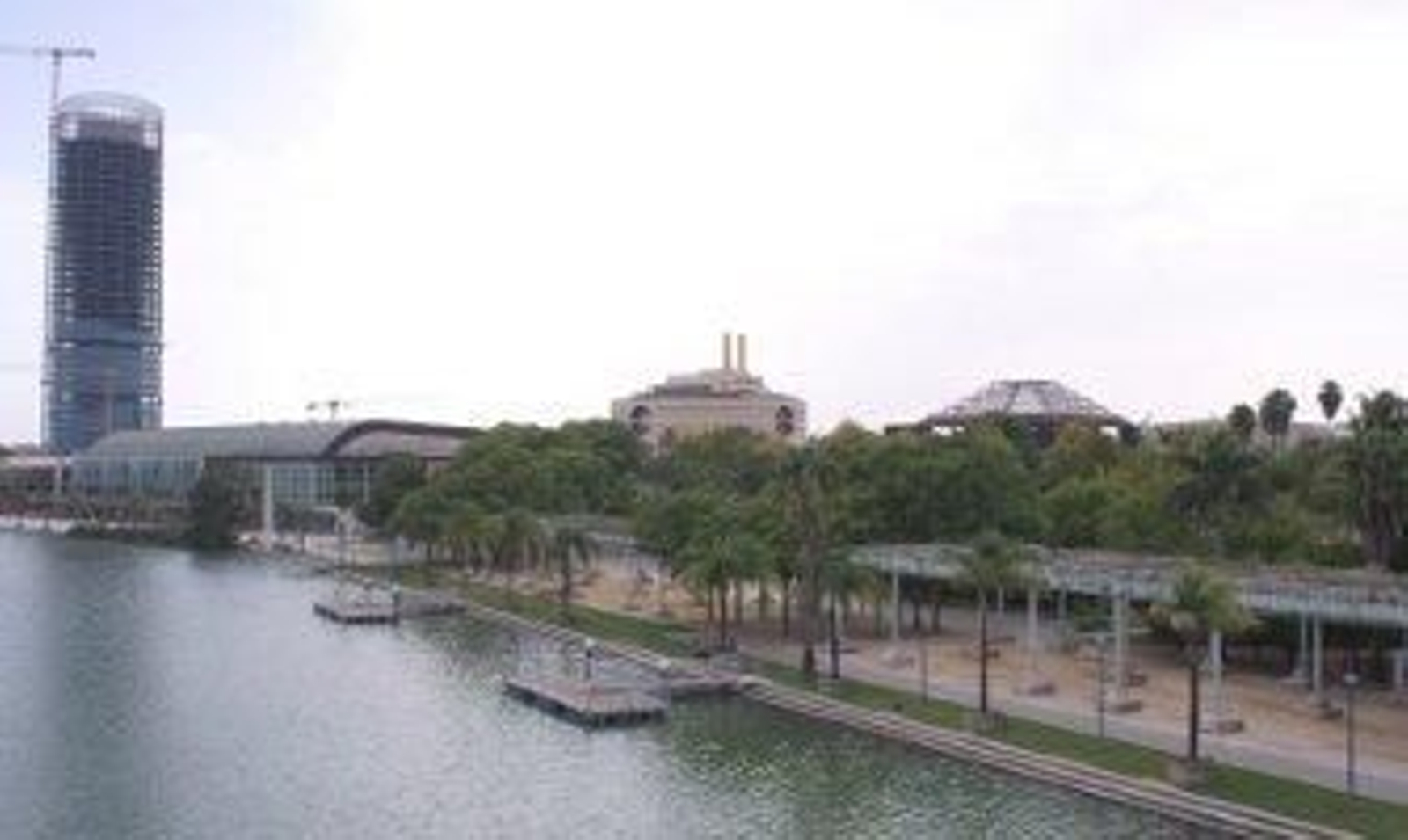 La estructura partirá del lateral del Pabellón de la Navegación más próximo a la Pasarela de la Cartuja y conectará la ciudad con la Torre Pelli. / Manuel Gómez