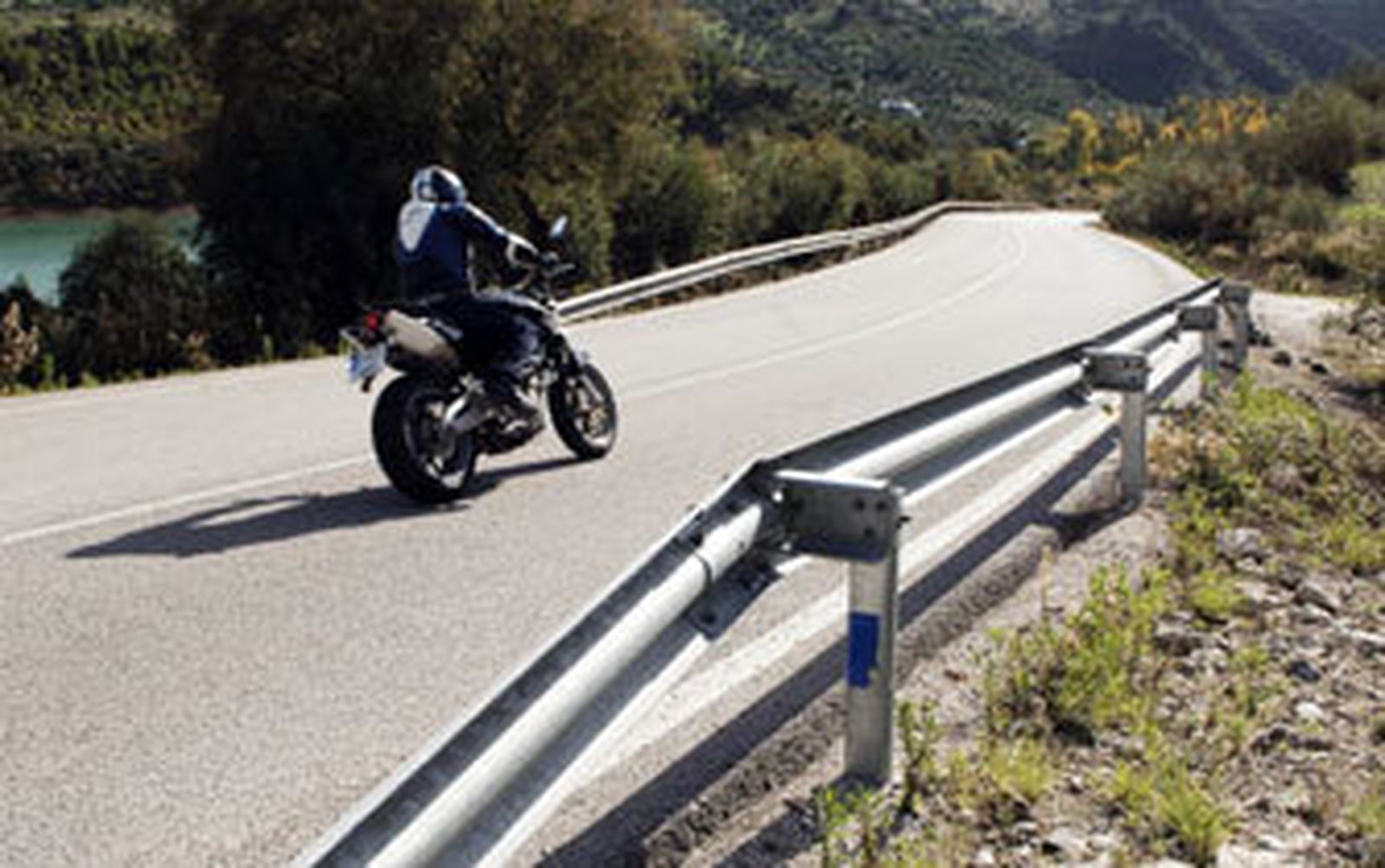 Un motorista circula, el pasado domingo, por la zona de la carretera en la que ocurrió el accidente y allí siguen las biondas./Ramón Aguilar