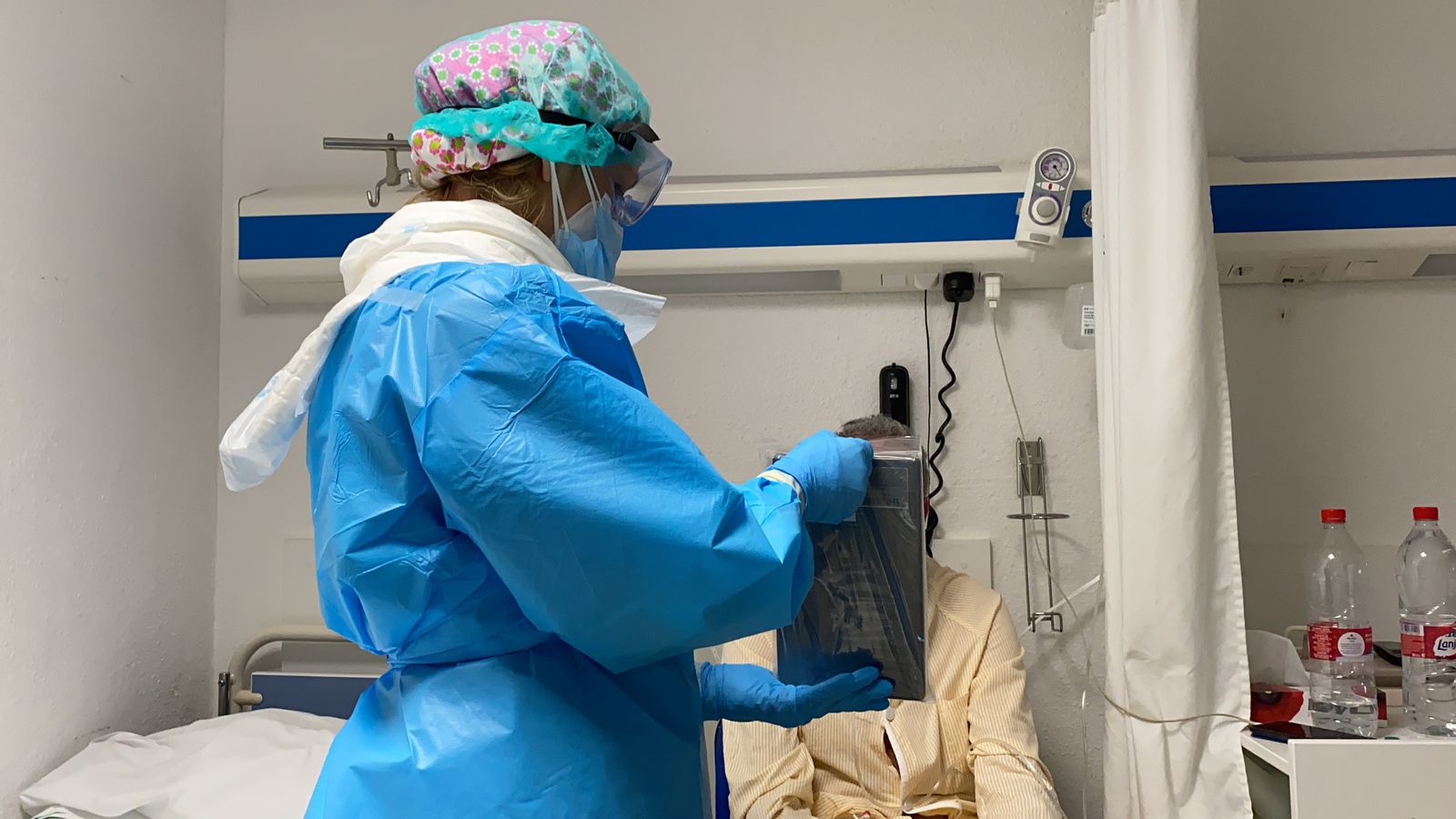 Un paciente hospitalizado con Covid habla por vídeoconferencia con una familiar en una imagen de archivo.
