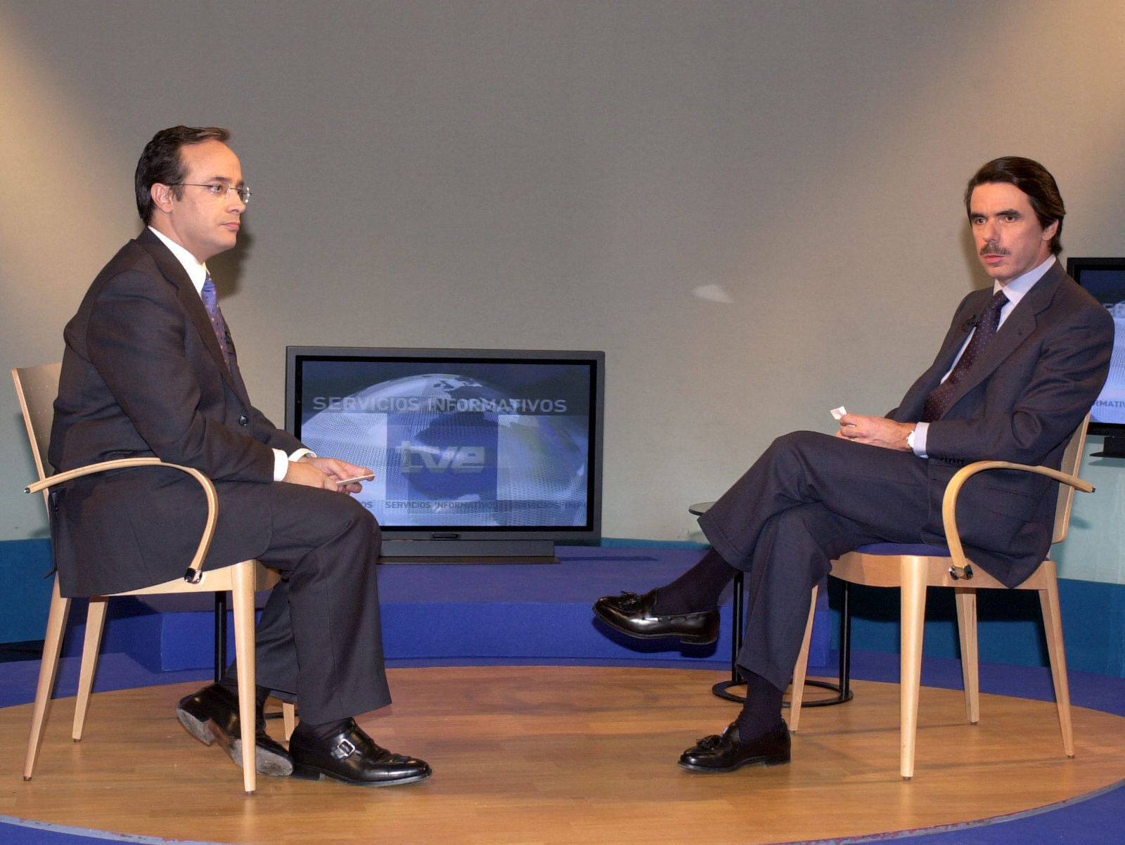 El entonces director de informativos de RTVE, Alfredo Urdaci, en una entrevista al presidente Aznar en 2002