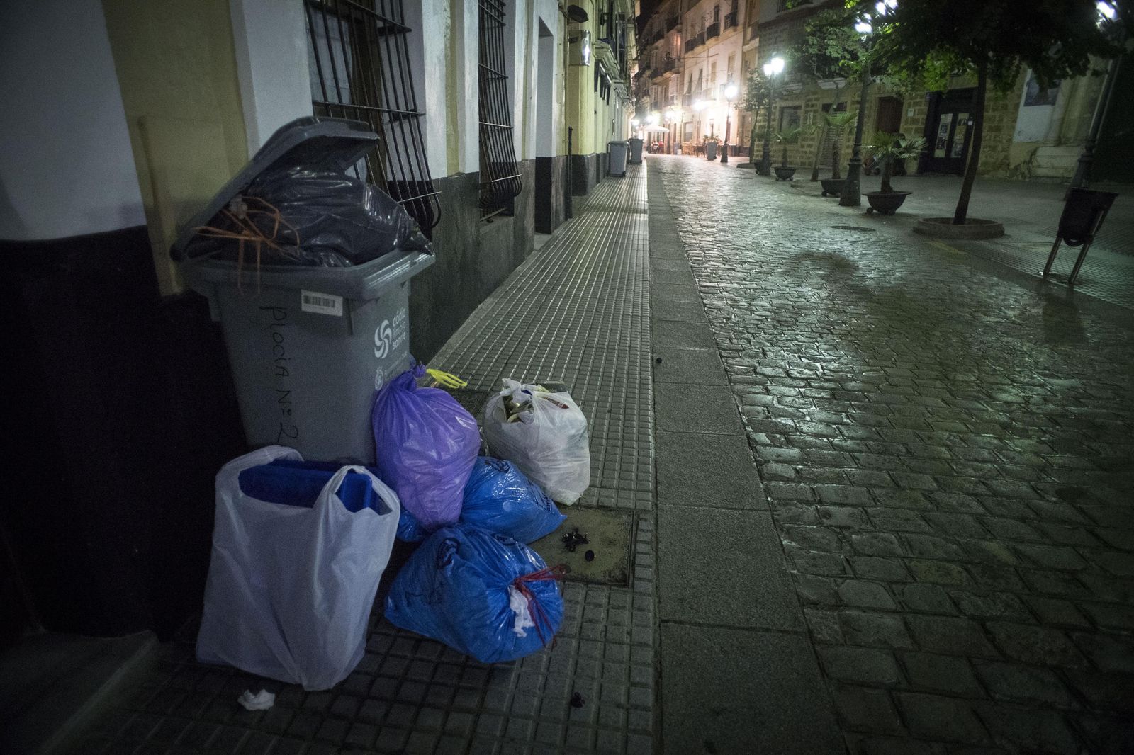 Bolsas de basura amontonadas en la calle Plocia, en una imagen de archivo.