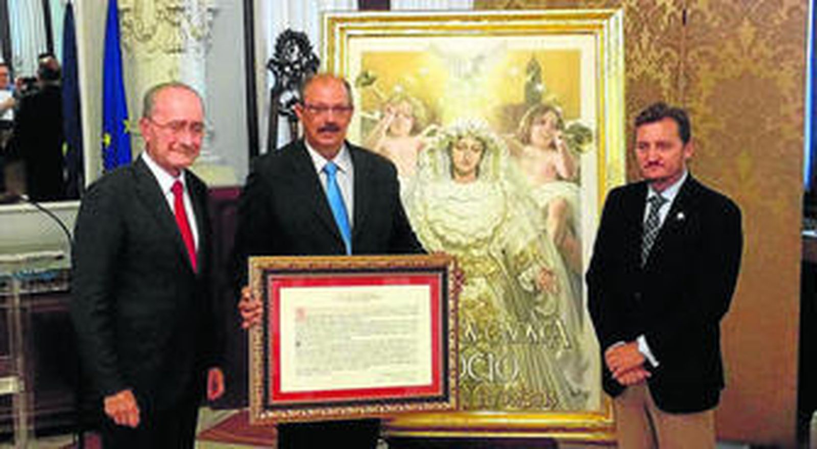 Francisco de la Torre, Juan José Lupiáñez y Eduardo Pastor posan con la credencial de Coronación.