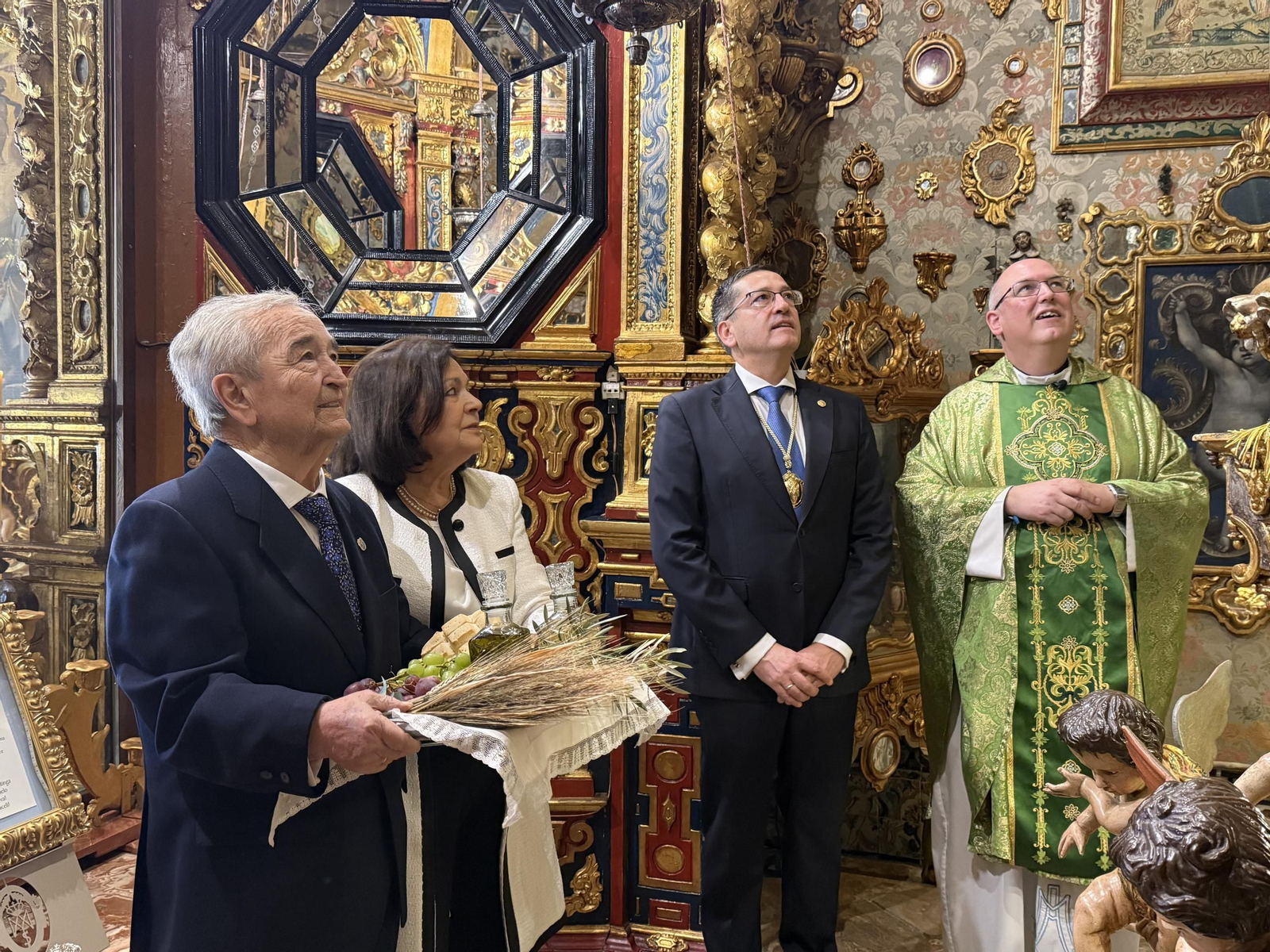 Ofrenda de frutos a la Virgen de Araceli.