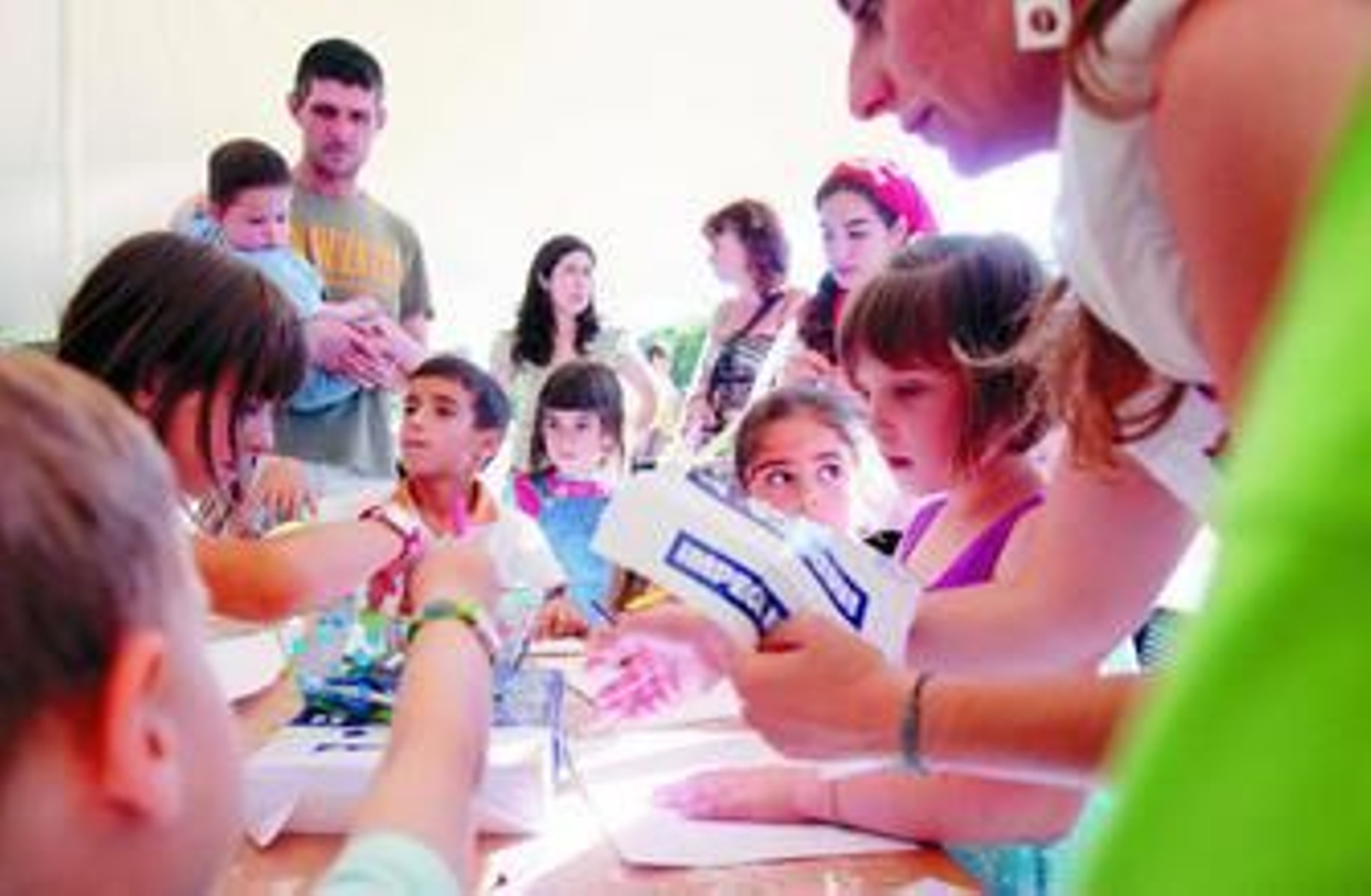 Escolares participando en las actividades que se organizaron paralelamente a la exposición de los dibujos que tuvo como escenario la avenida Andalucía.