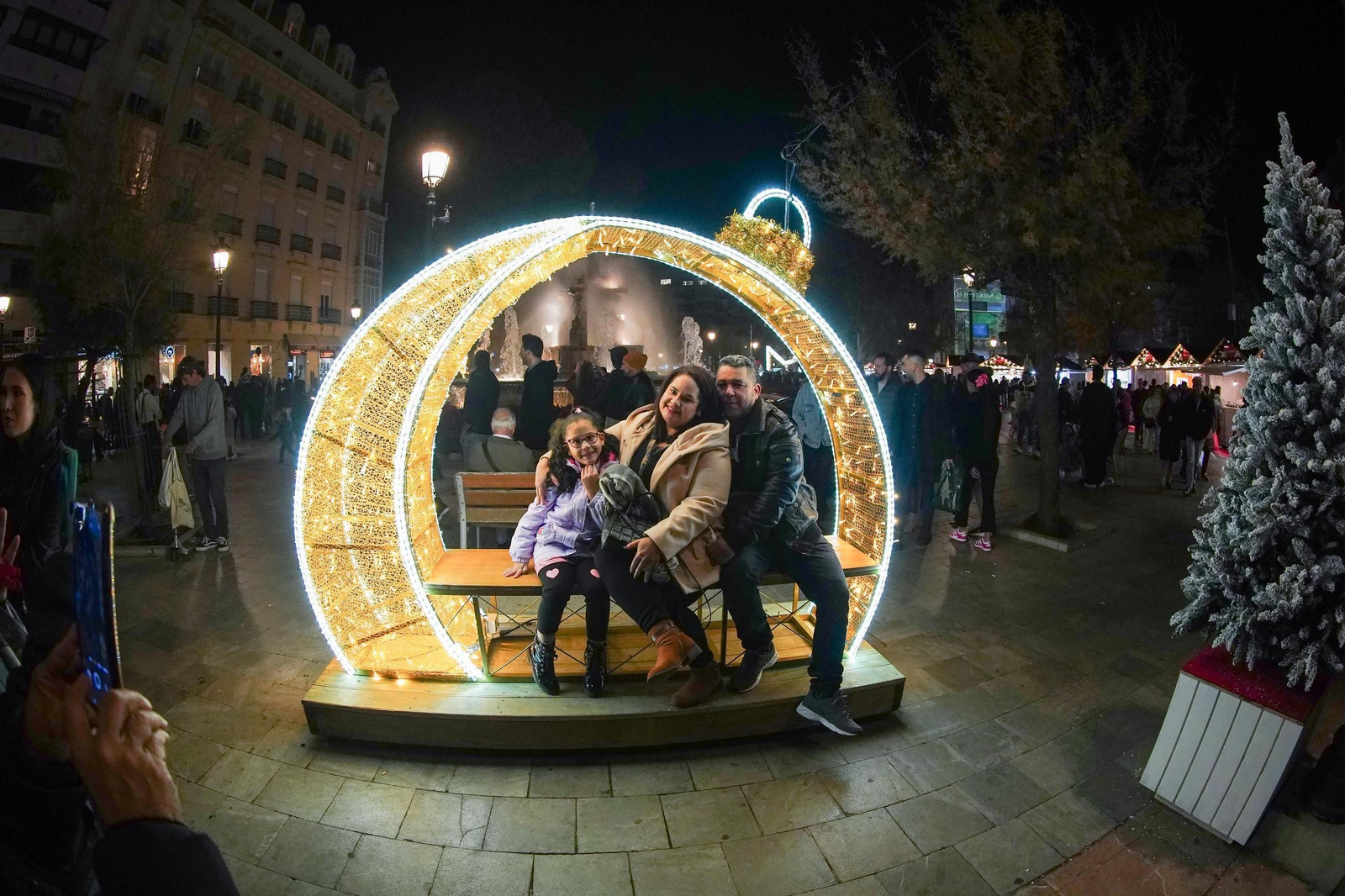 Dar una vuelta por el Centro, ver la iluminación y los decorados navideños son una costumbre obligada para todo granadino.