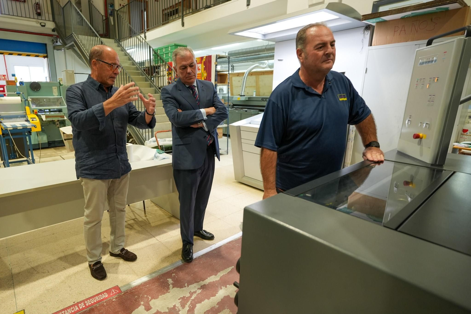 José Luis Sanz en su visita a la Imprenta Municipal