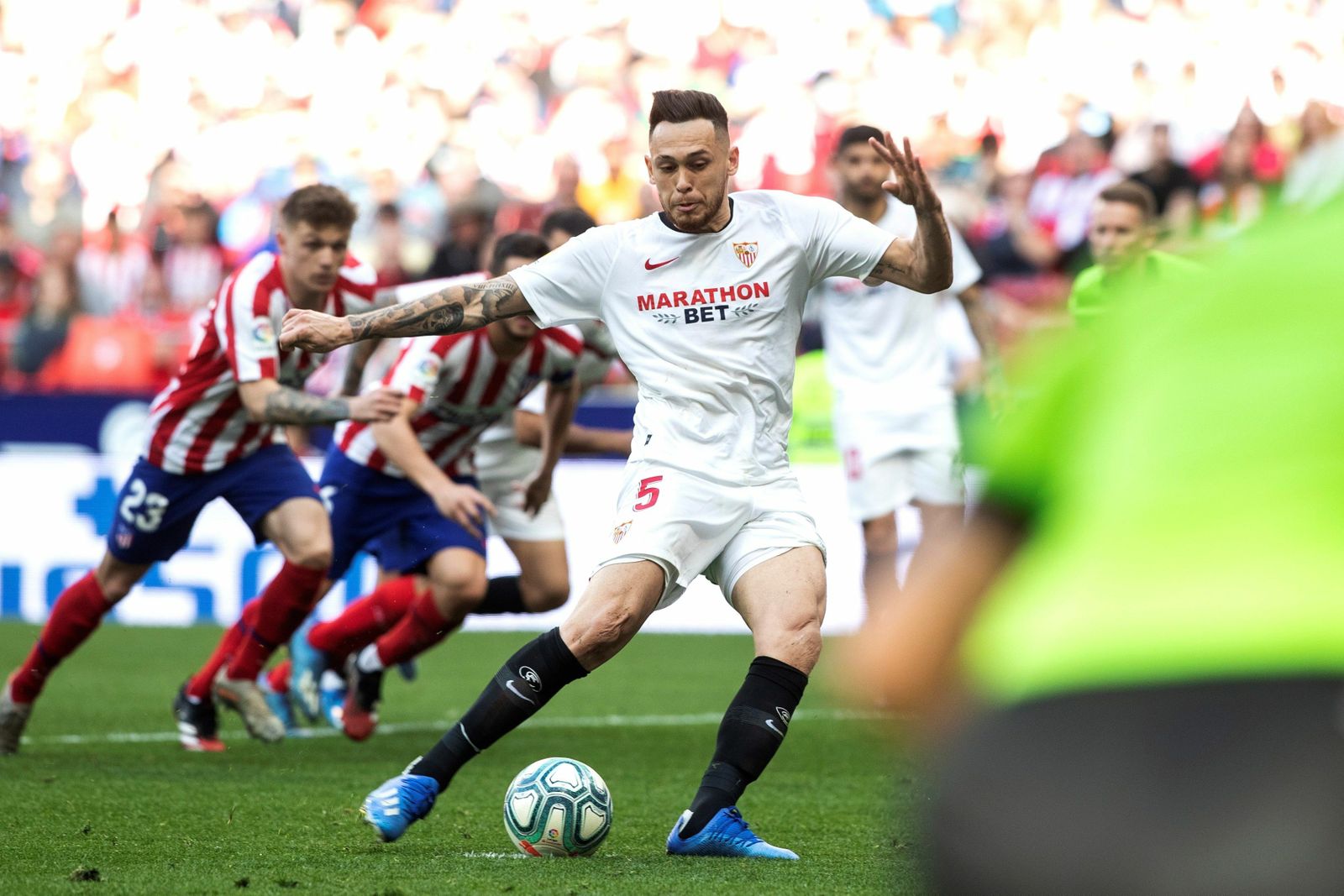 Ocampos engaña con clase a Oblak para batirlo en el 2-2.