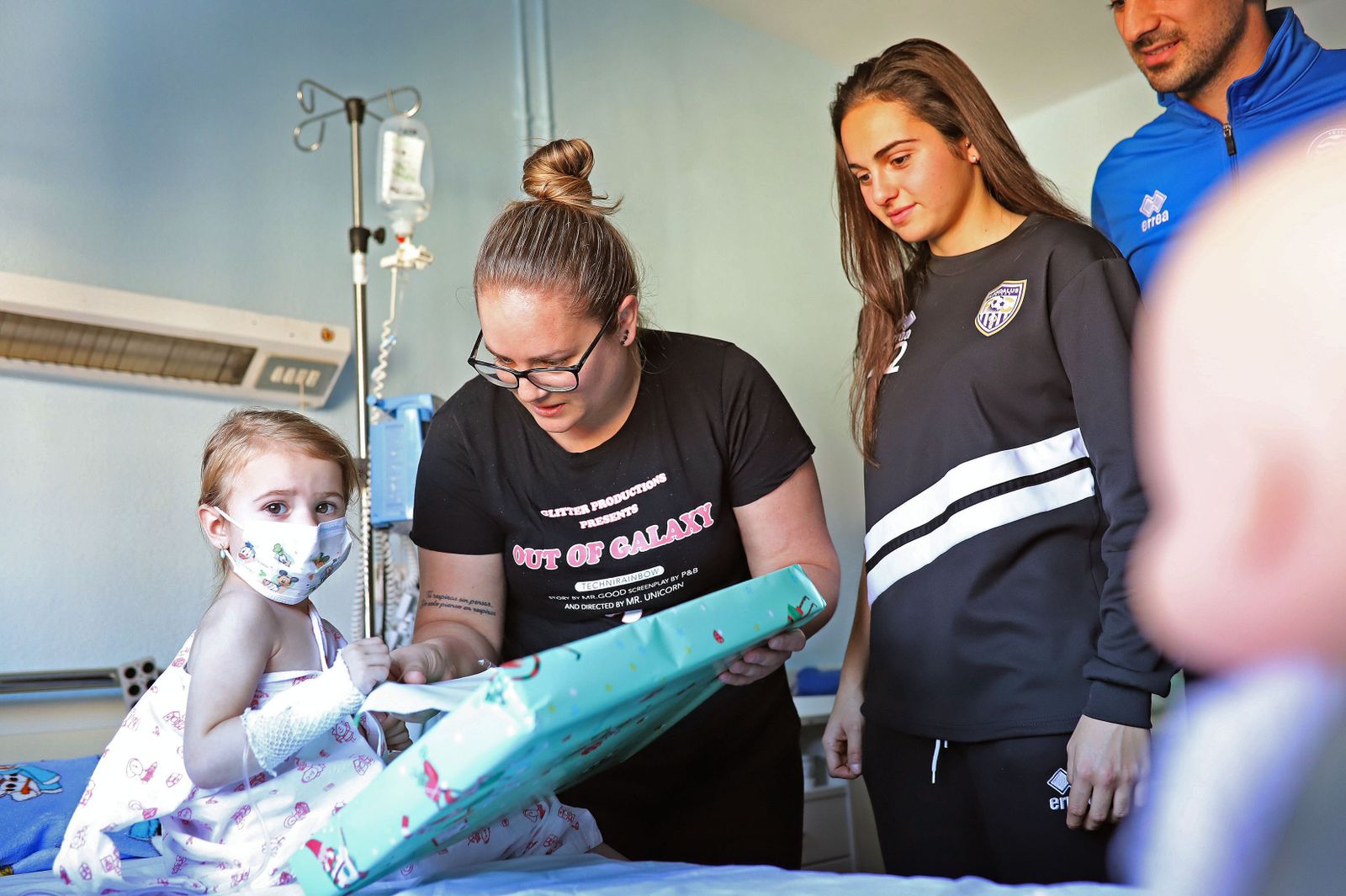 Enrega de regalos a los niños del Hospital del Xerez DFC