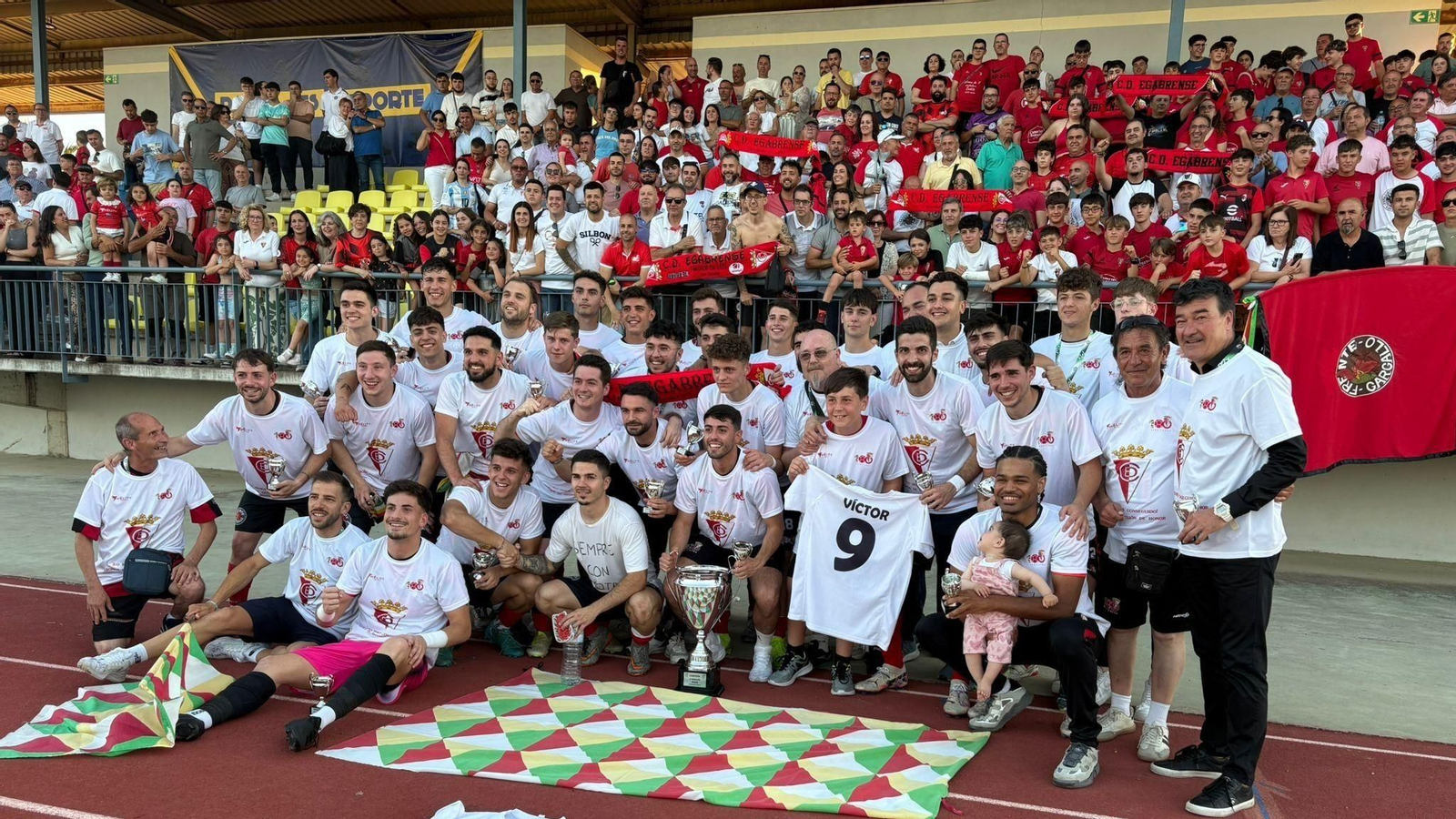 El Egabrense de Rafa Escobar celebra su ascenso.