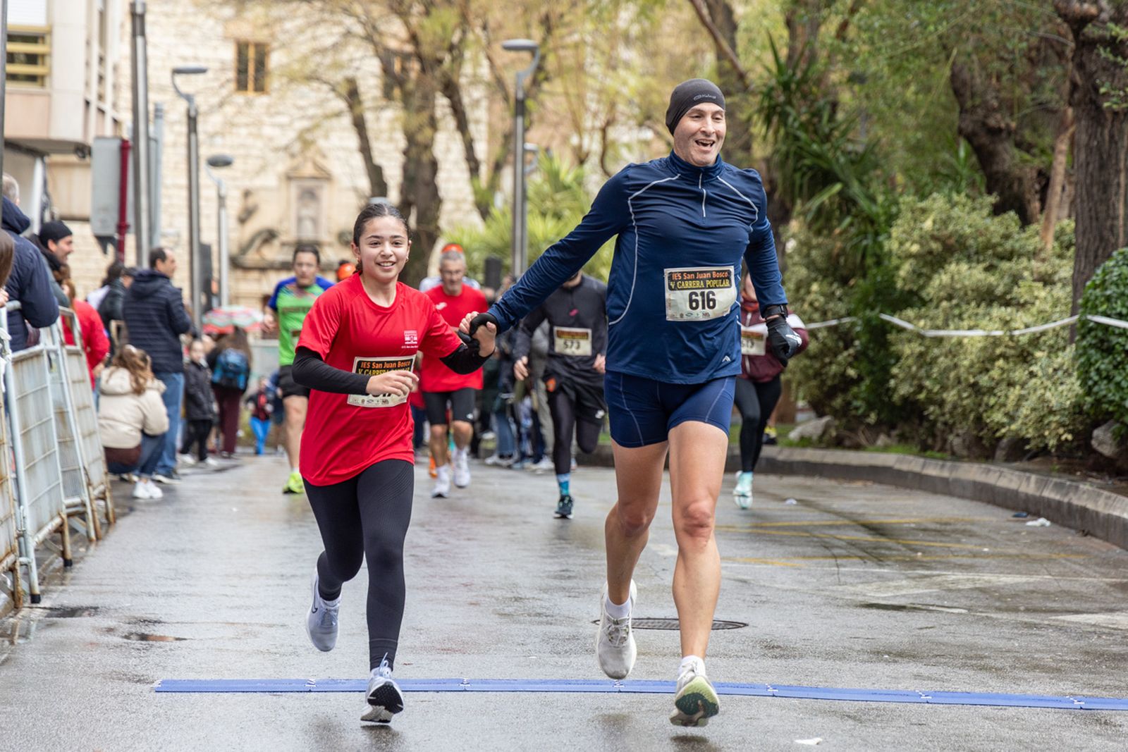 En imágenes: la lluvia no frena a más de un millar de corredores en la V Carrera Popular del IES San Juan Bosco (2)
