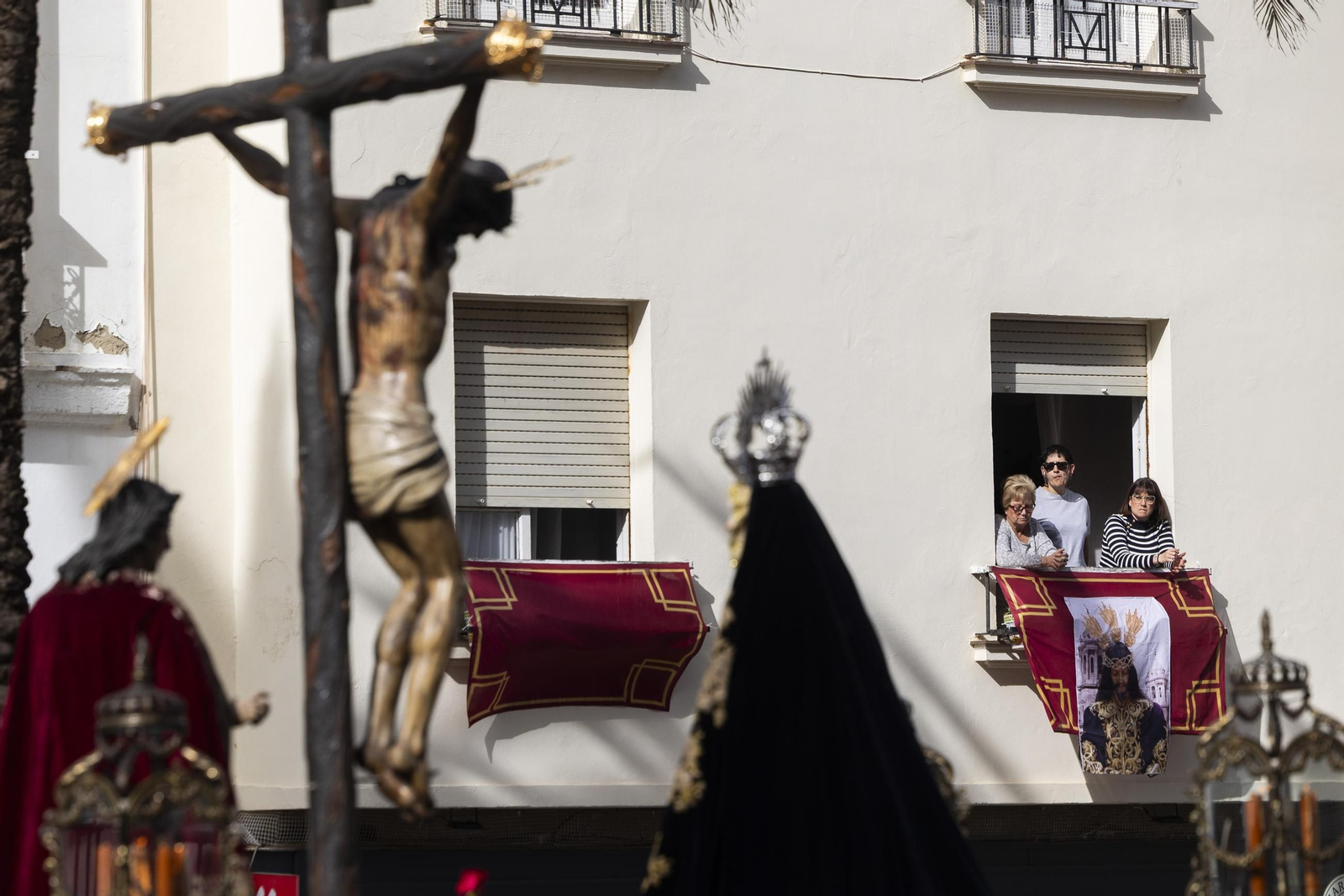 imágenes de la salida de Piedad, bajo llluvia y granizo, en la Semana Santa de Cádiz 2025