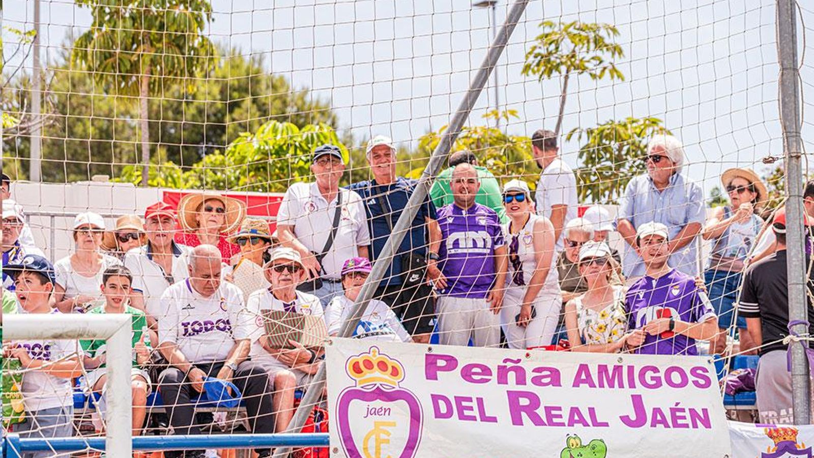 Hinchas de la Peña Amigos del Real Jaén, en el Juan Manuel Azuaga.
