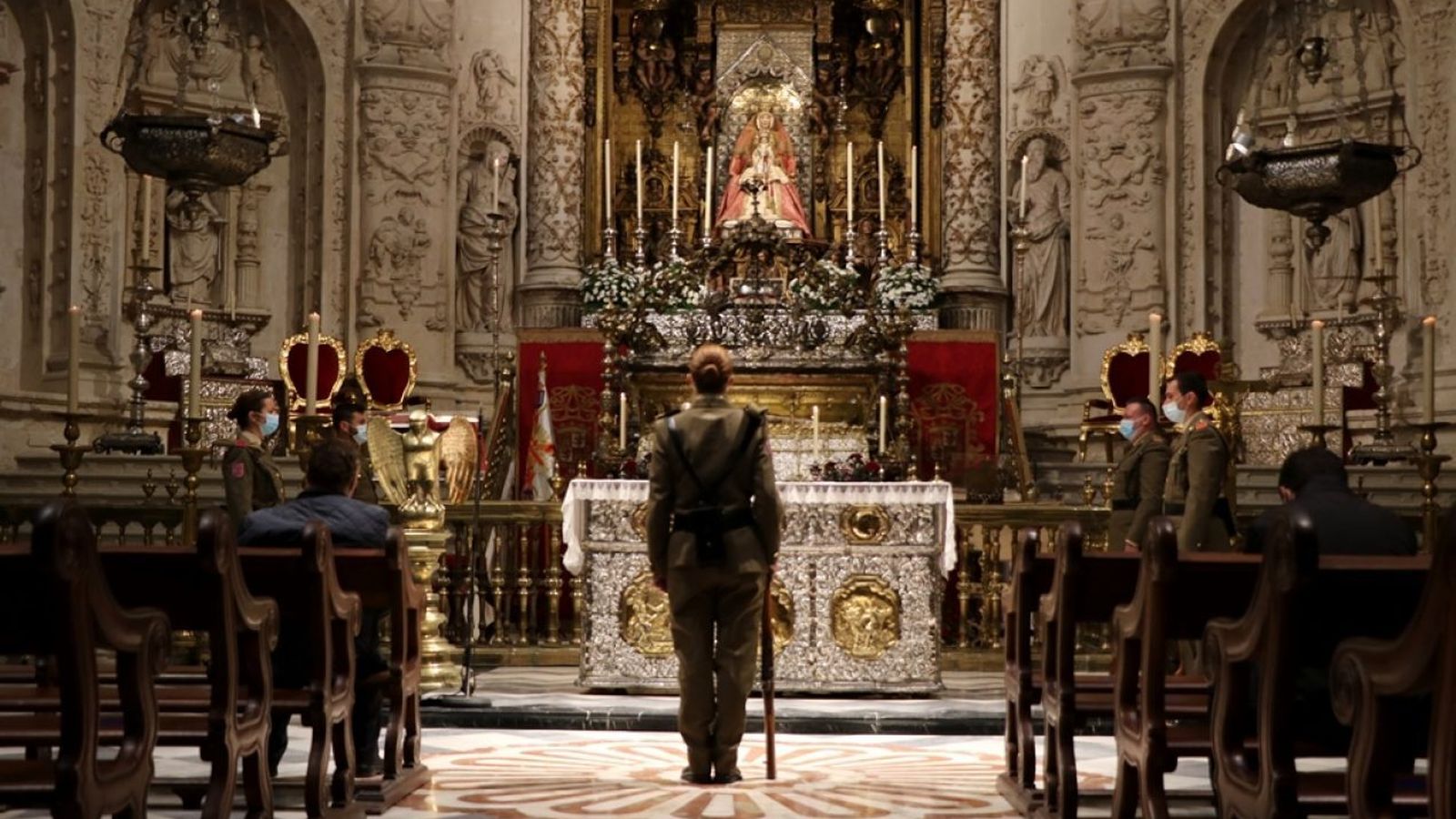 El arma de Ingenieros custodiando a su patrón.