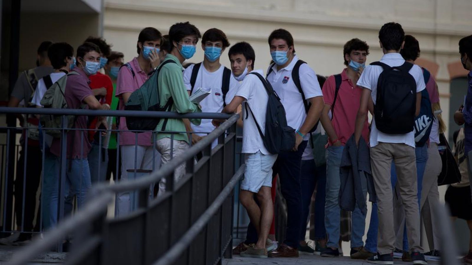 Estudiantes con mascarilla antes de entrar a la prueba de Selectividad.