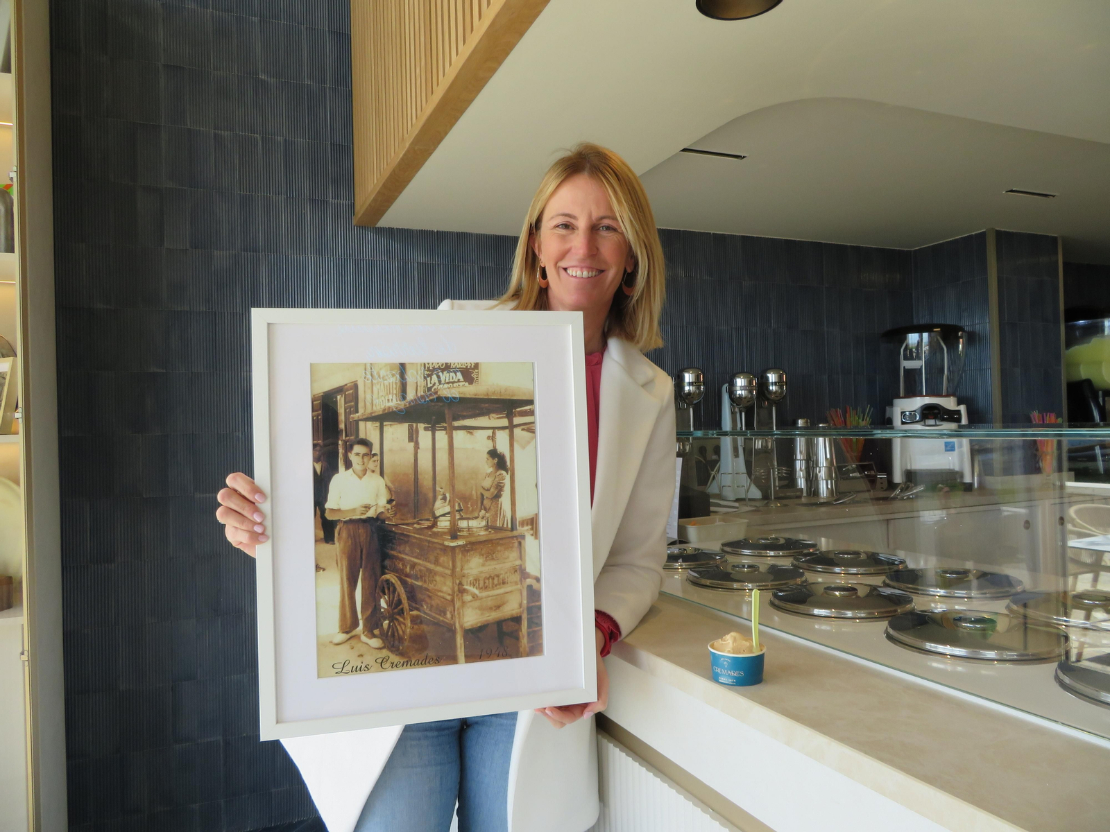 Paloma Cremades sosteniendo una fotografía de su padre, Luis Cremades