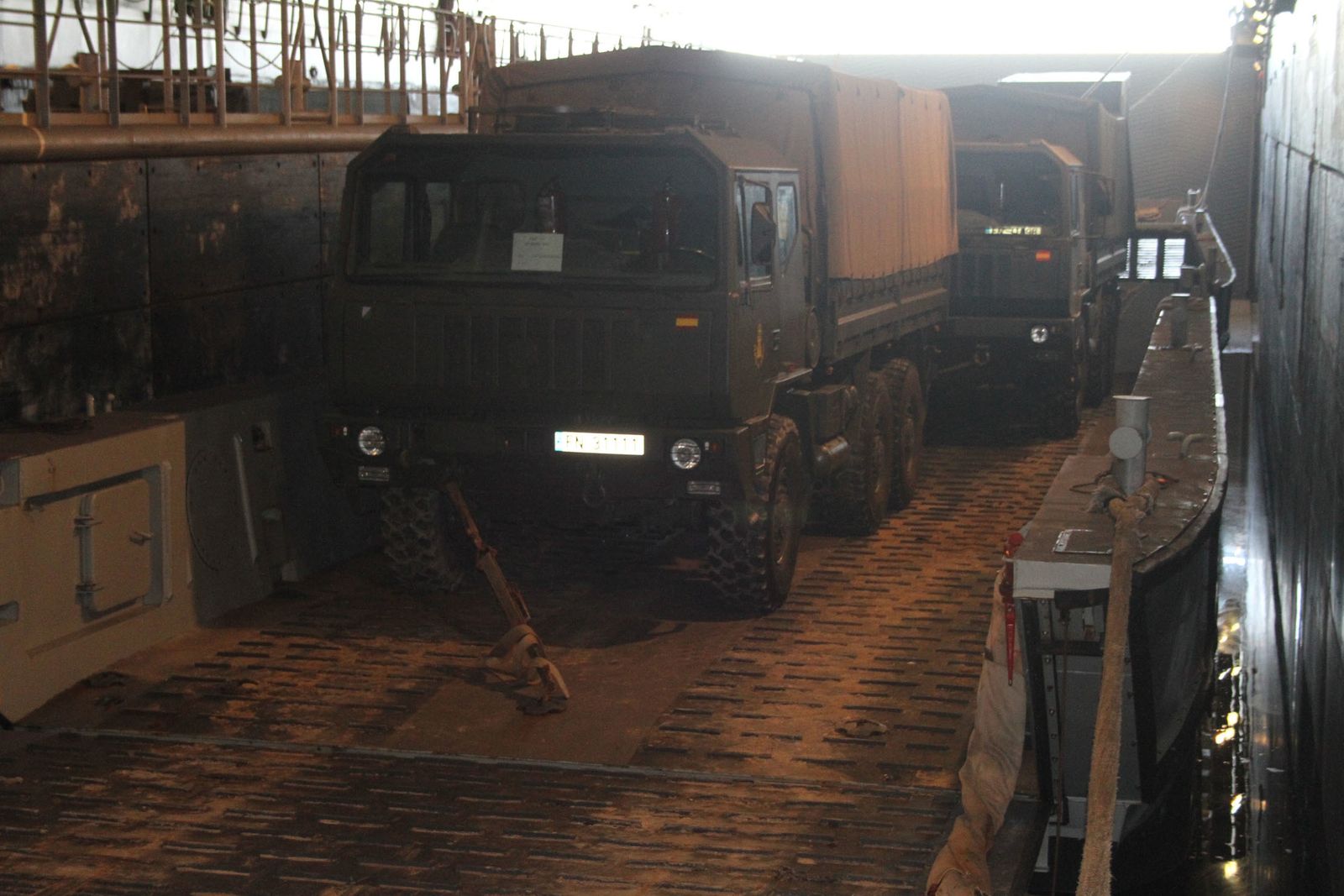 Imágenes de las primeras horas del portaaviones "Juan Carlos I" en el puerto de Huelva, durante su visita este fin de semana