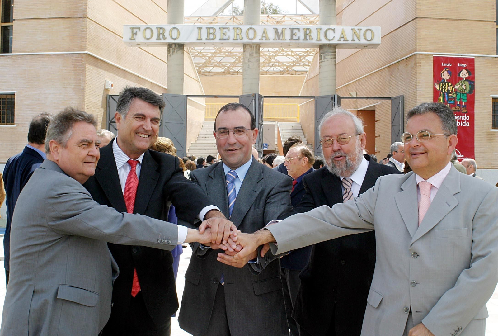 Emiliano Sanz Escalera, Jaime Madruga, José Cejudo, Domingo Prieto y Manuel Eugenio Romero, presidente de la Diputación hasta 2004, cuando se hizo un homenaje en La Rábida.