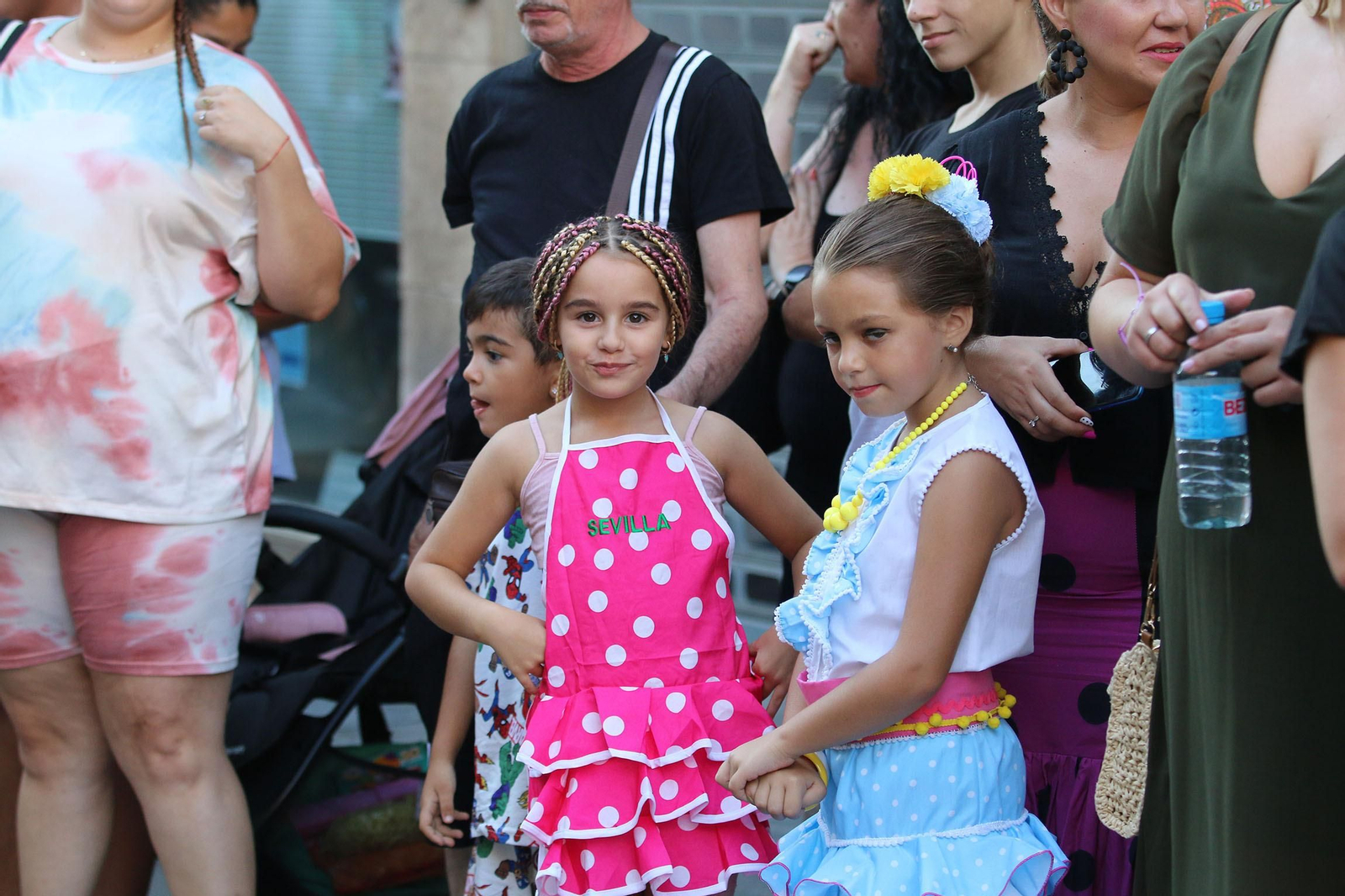 La Batalla de las Flores ha regresado inundando Almería de claveles