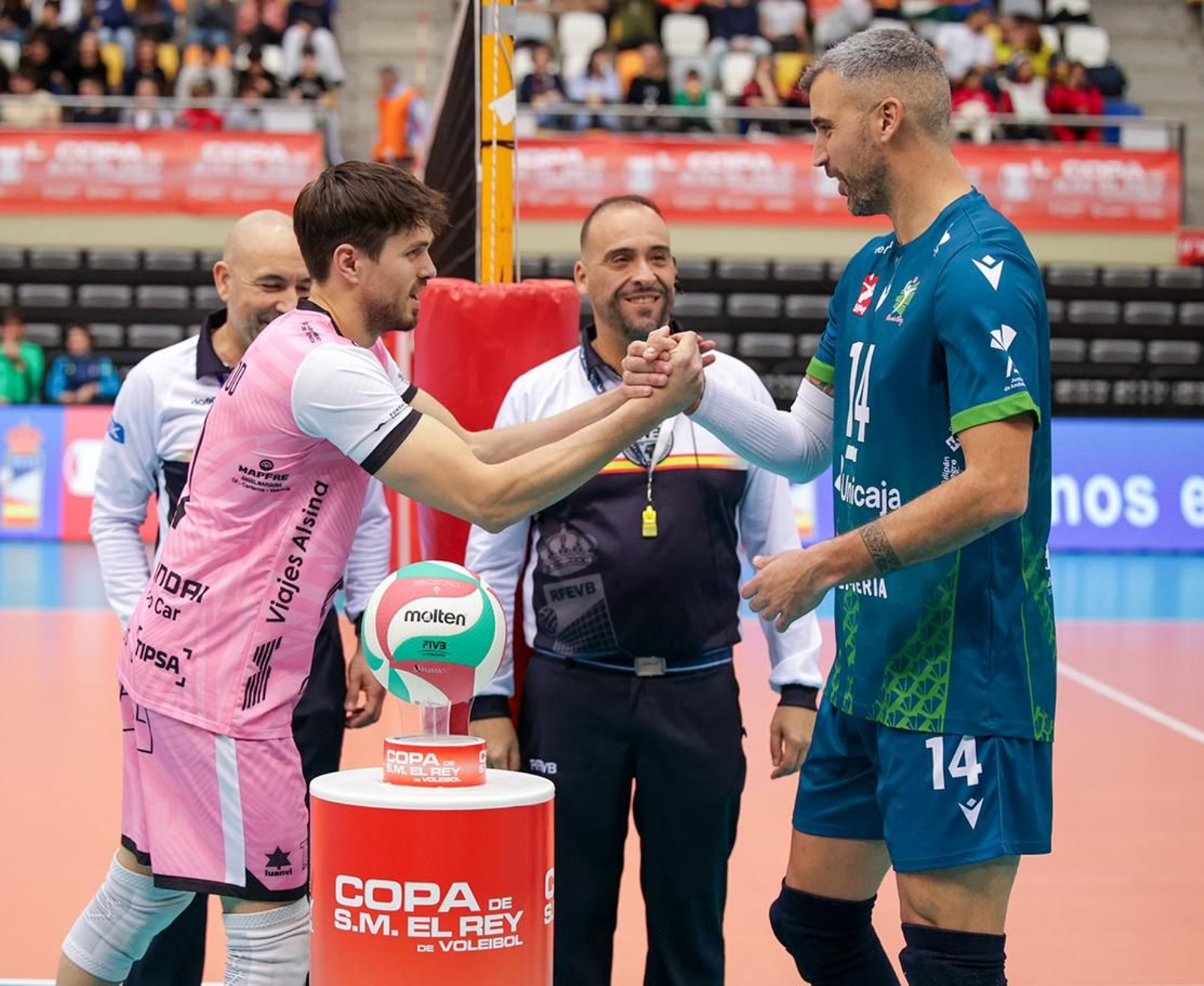Saludo entre capitanes en el duelo copero entre Unicaja y Léleman.