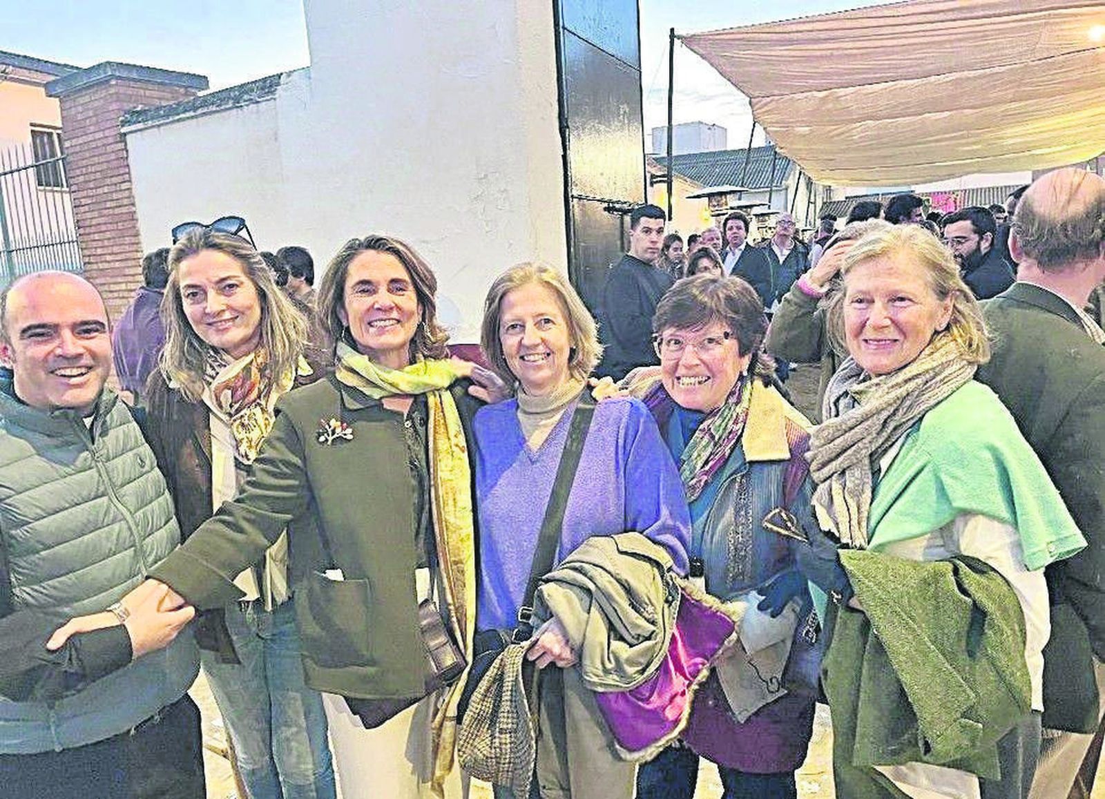 El padre Daniel Rojo, María Luisa Guardiola, Teresa Mencos y las hermanas Blanca, María y Koky Ybarra Mencos.