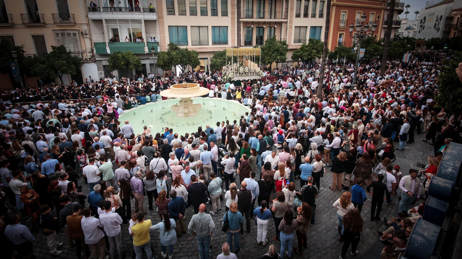 La Rotonda de los Casinos, repleta de gente al paso de la Magna.