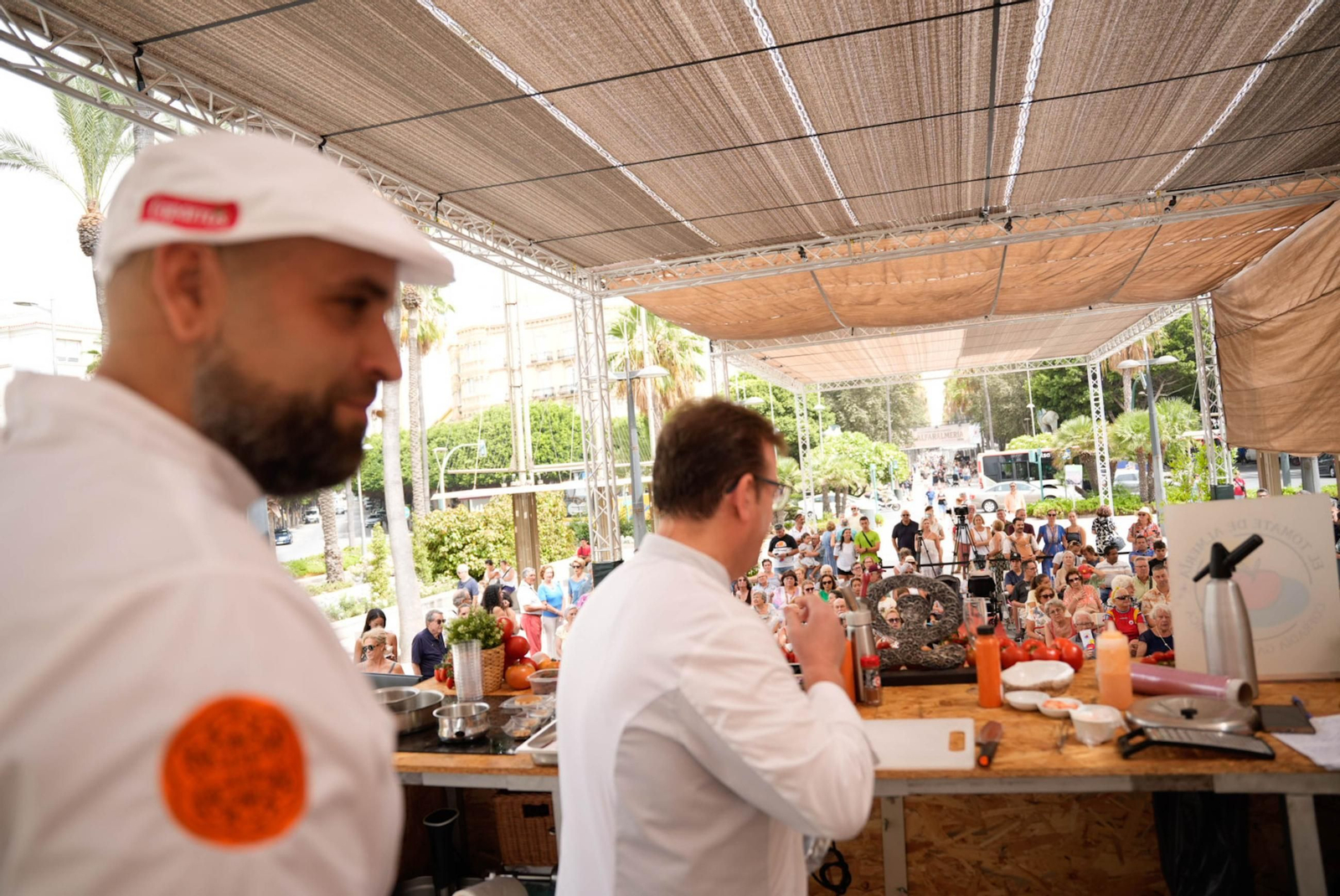 La Cofradía del Tomate y la semifinal del concurso gastronómico de la Feria de Almería, en imágenes