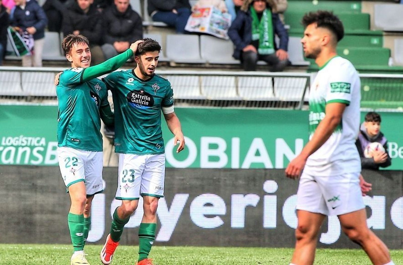 Iker Losada, con el dorsal 22, celebra con Nico Serrano un gol del Racing de Ferrol.