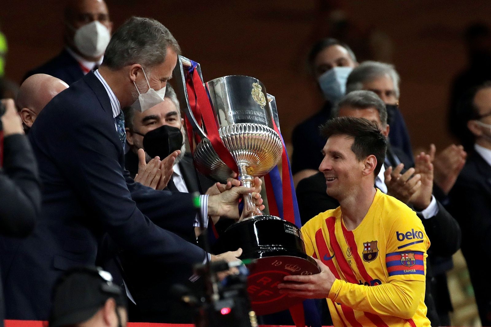 Felipe VI entrega a Messi el trofeo en la final de Copa del pasado año.