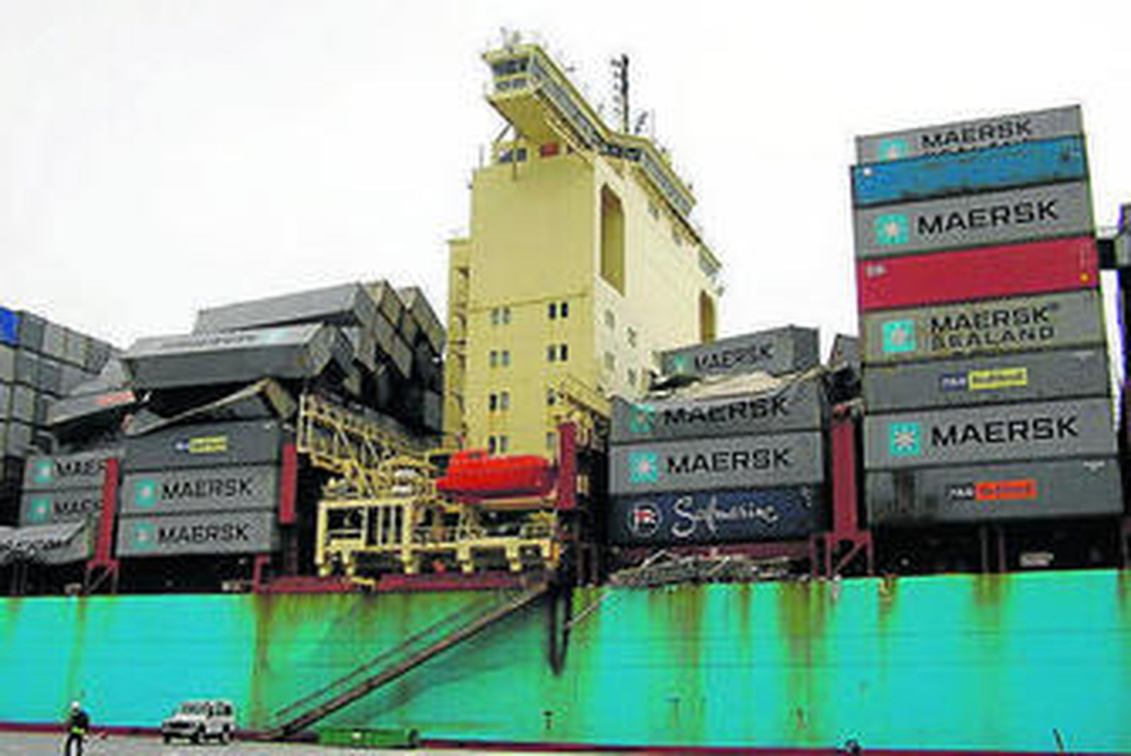 Un portacontenedores atraca en el puerto para reacomodar su carga