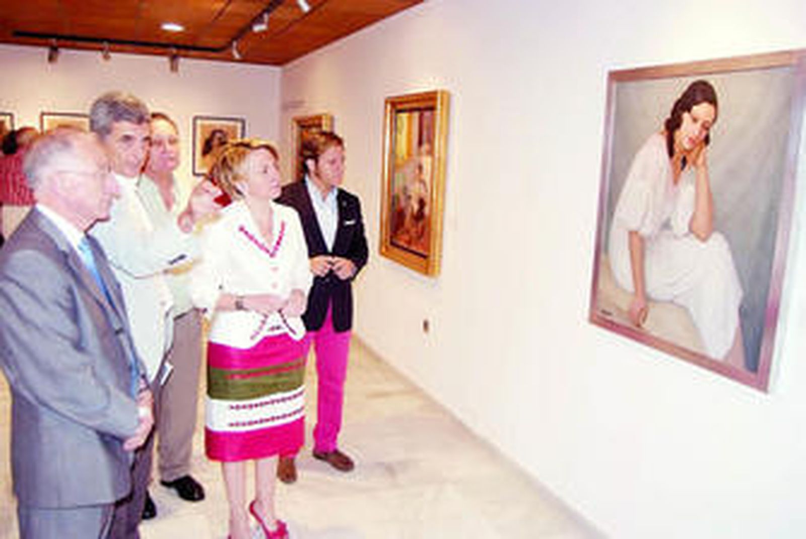 Gabriel Amat con Eloisa Cabrera y José Manuel Marín, observando una obra de Segura Ezquerro.