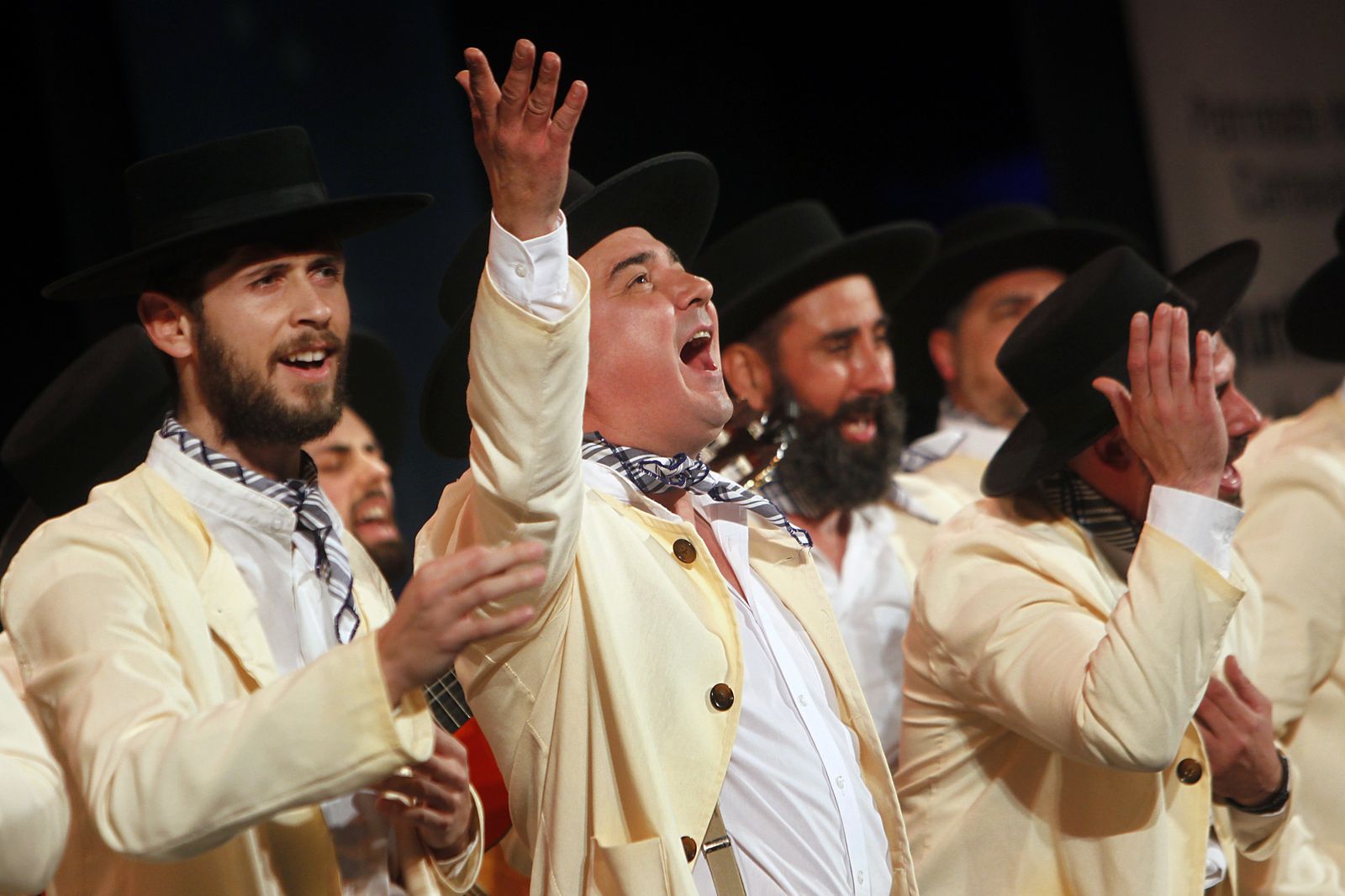 Las imágenes de la décimo sexta función de clasificatorias