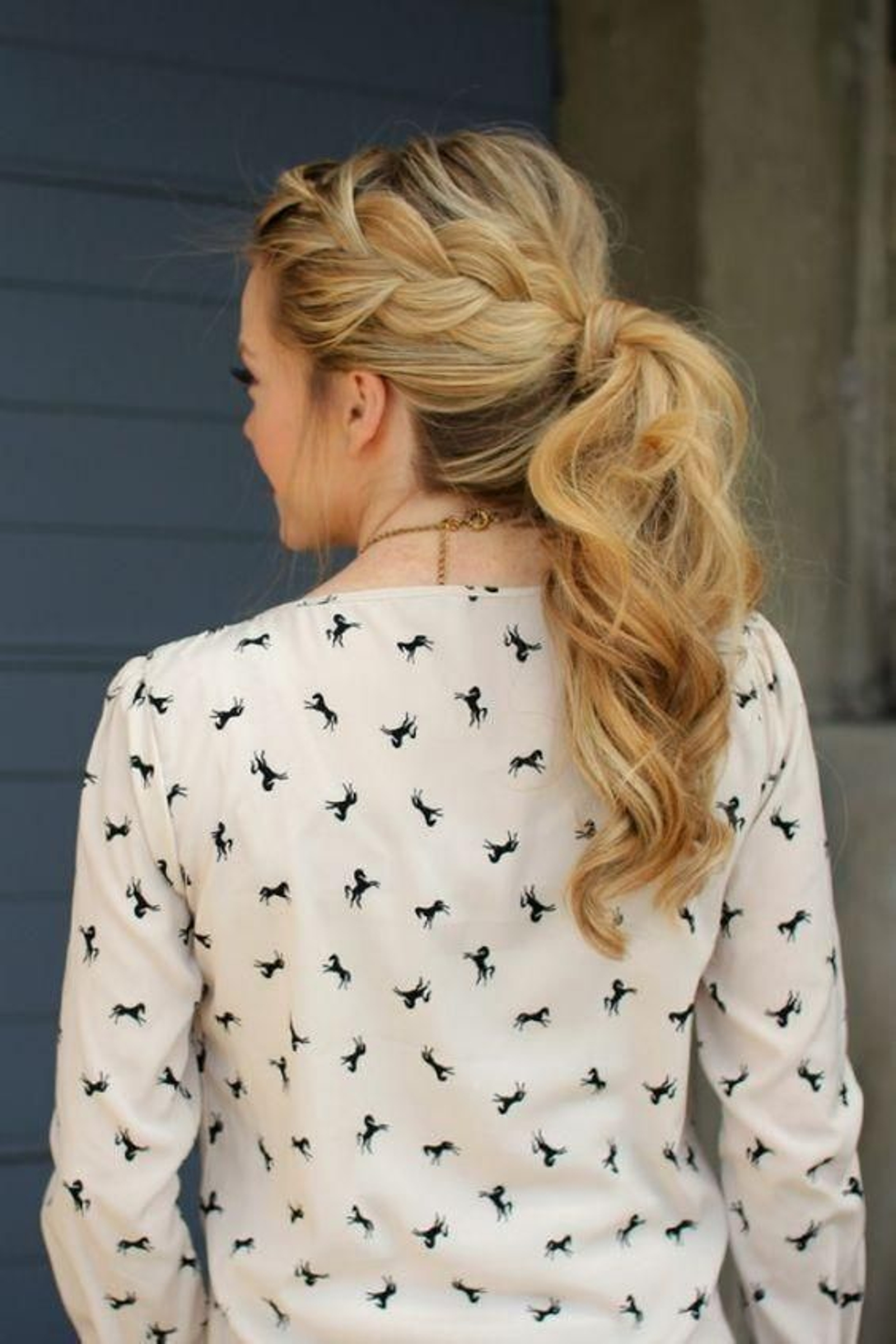 Una sencilla pero elegante coleta con trenza holandesa de @luciasecasa