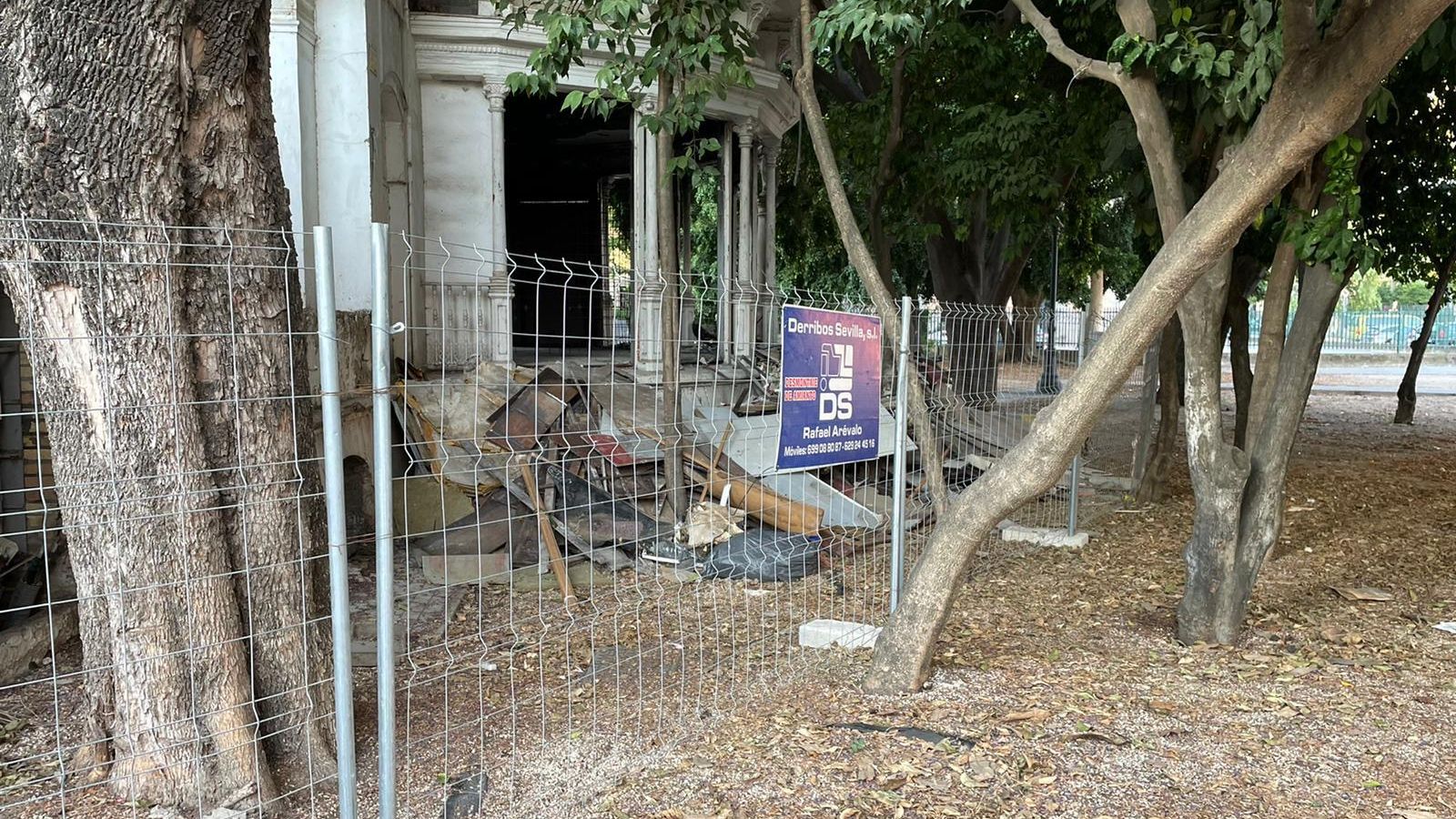 Las vallas instaladas en el entorno del edificio.
