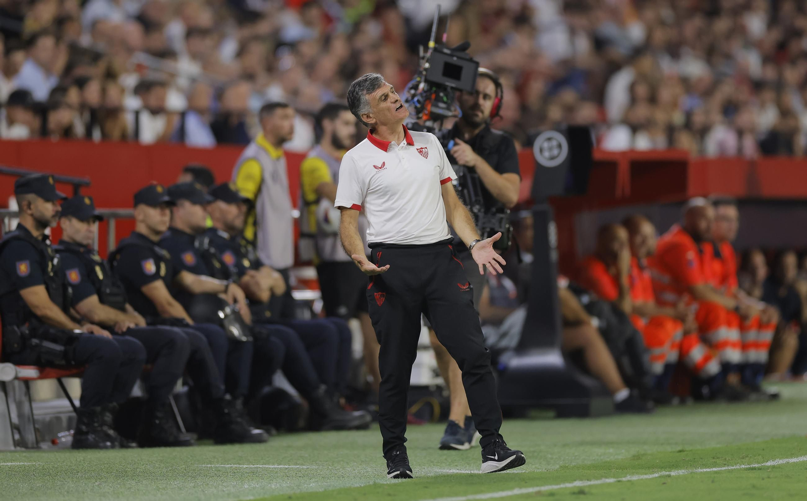 Mendilibar se lamenta durante el Sevilla-Rayo de la pasada temporada.