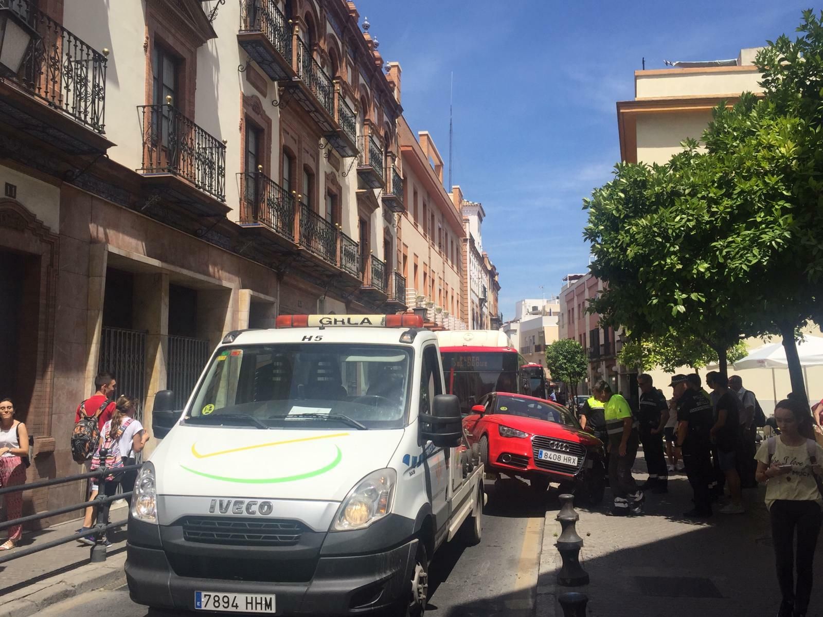 La grúa rescata al coche que se ha empotrado contra un bolardo en Escuelas Pías.