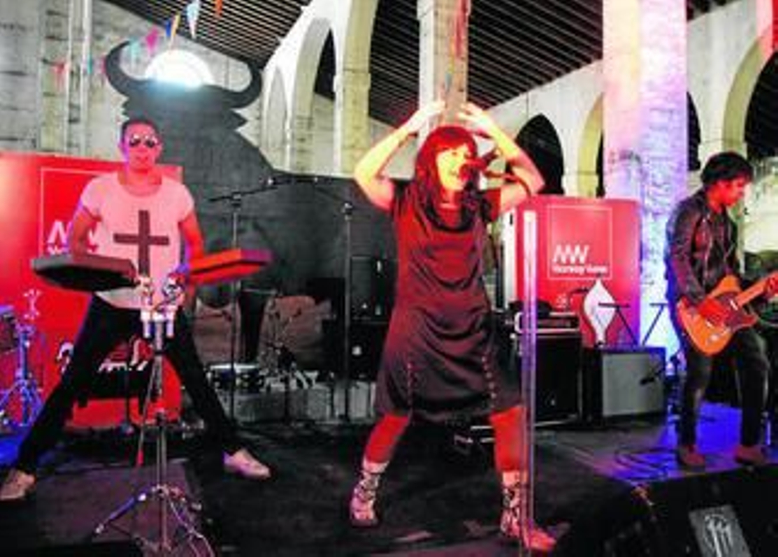 El trío Gose, llegados desde Arrasate, ayer por la tarde en el escenario de la bodega Osborne.