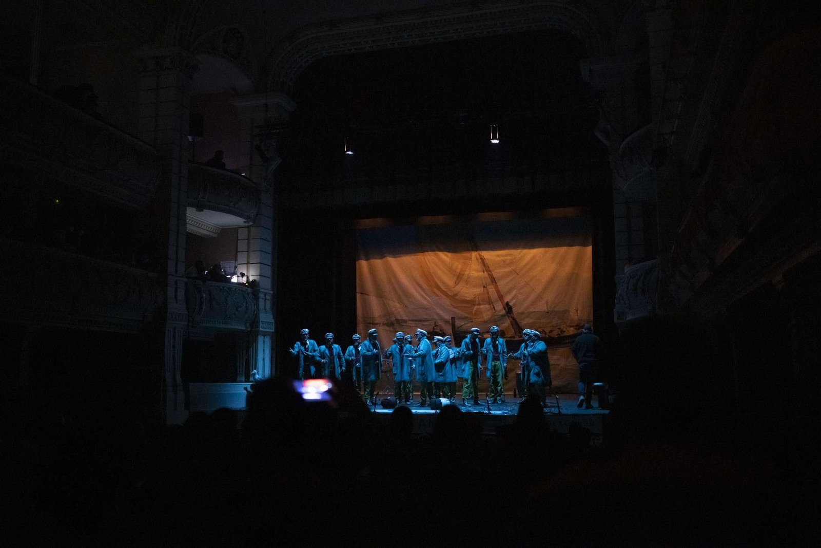 Imágenes de la actuación de la comparsa de Punta Umbría 'El último romántico' en el Carnaval Colombino