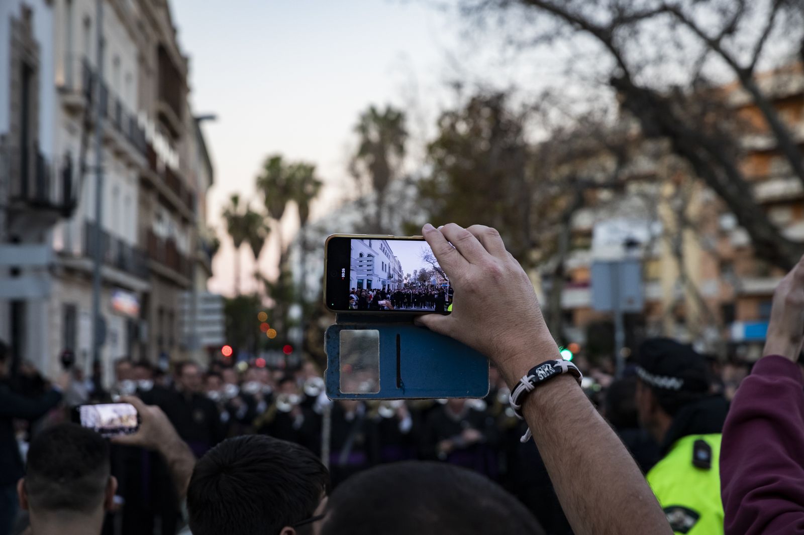 Multitudinario pasacalles de la Banda de las Cigarreras por el centro de Jerez