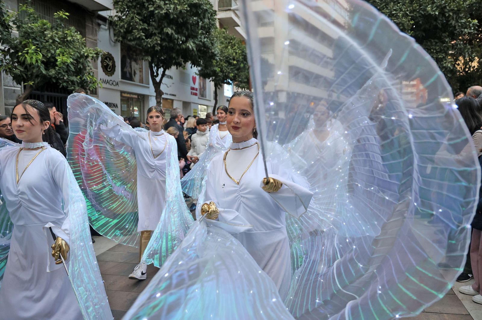 Imágenes del Heraldo Real anunciando la llegada de los Reyes Magos a Huelva