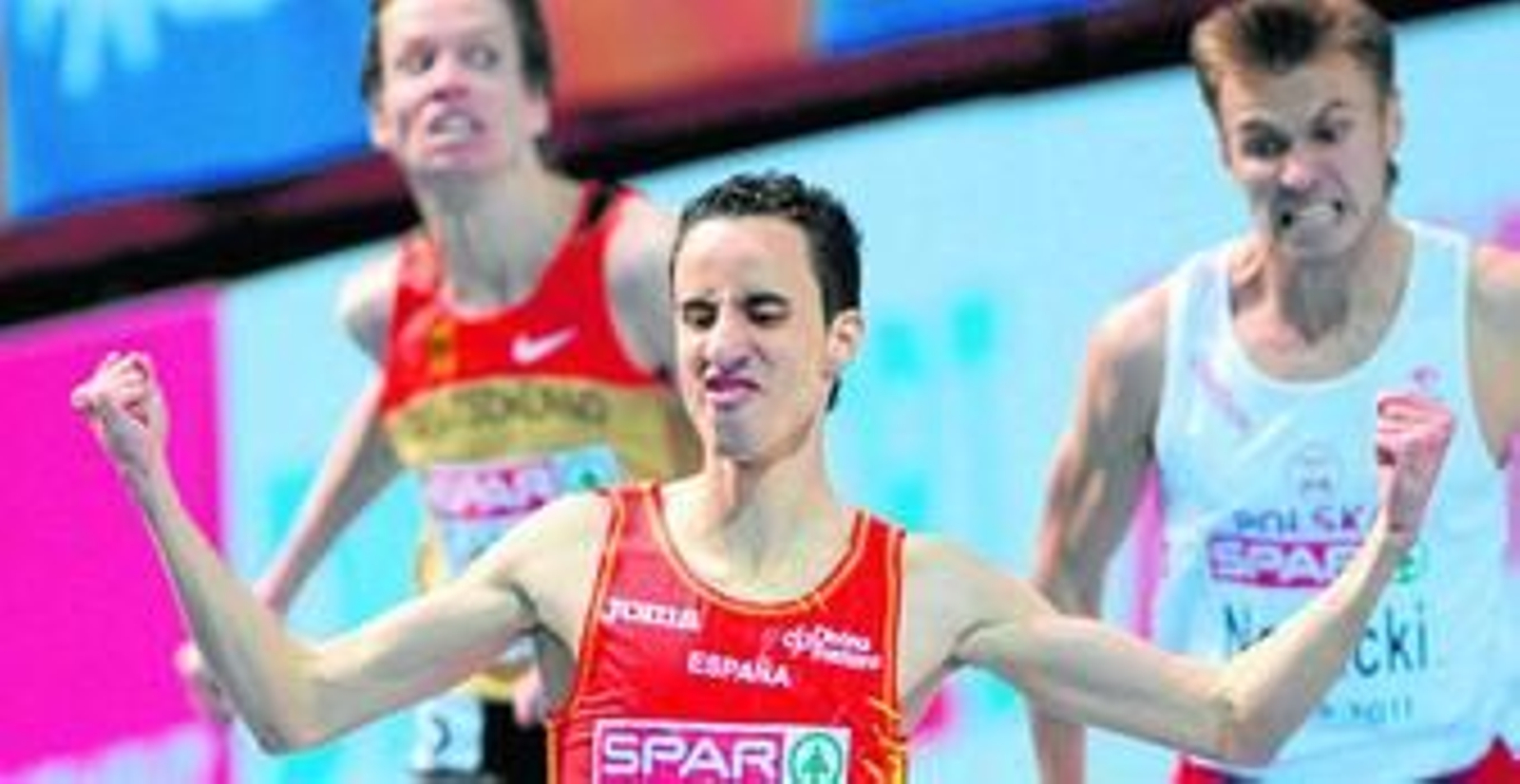 Olmedo levanta los brazos al cruzar la meta en la final de los 1.500 metros ante el polaco Bartosz Nowicki (bronce) y el alemán Carsten Schlangen (cuarto).