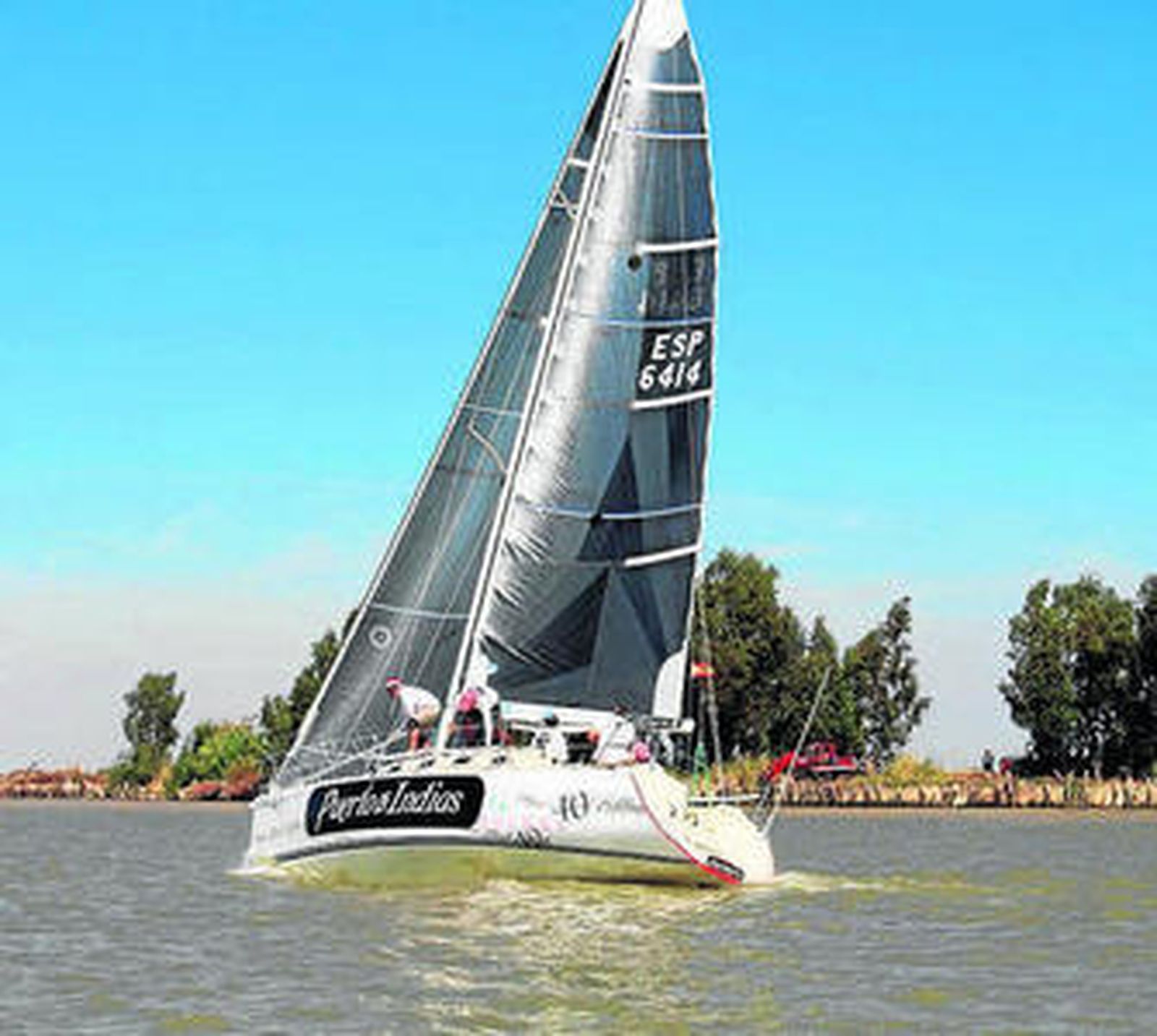 El 'Enriaero', durante la competición en el río Guadalquivir.