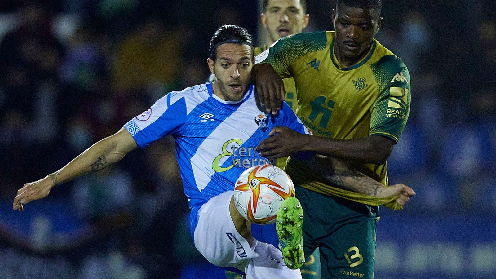 William Carvalho disputa el balón con Vicente.
