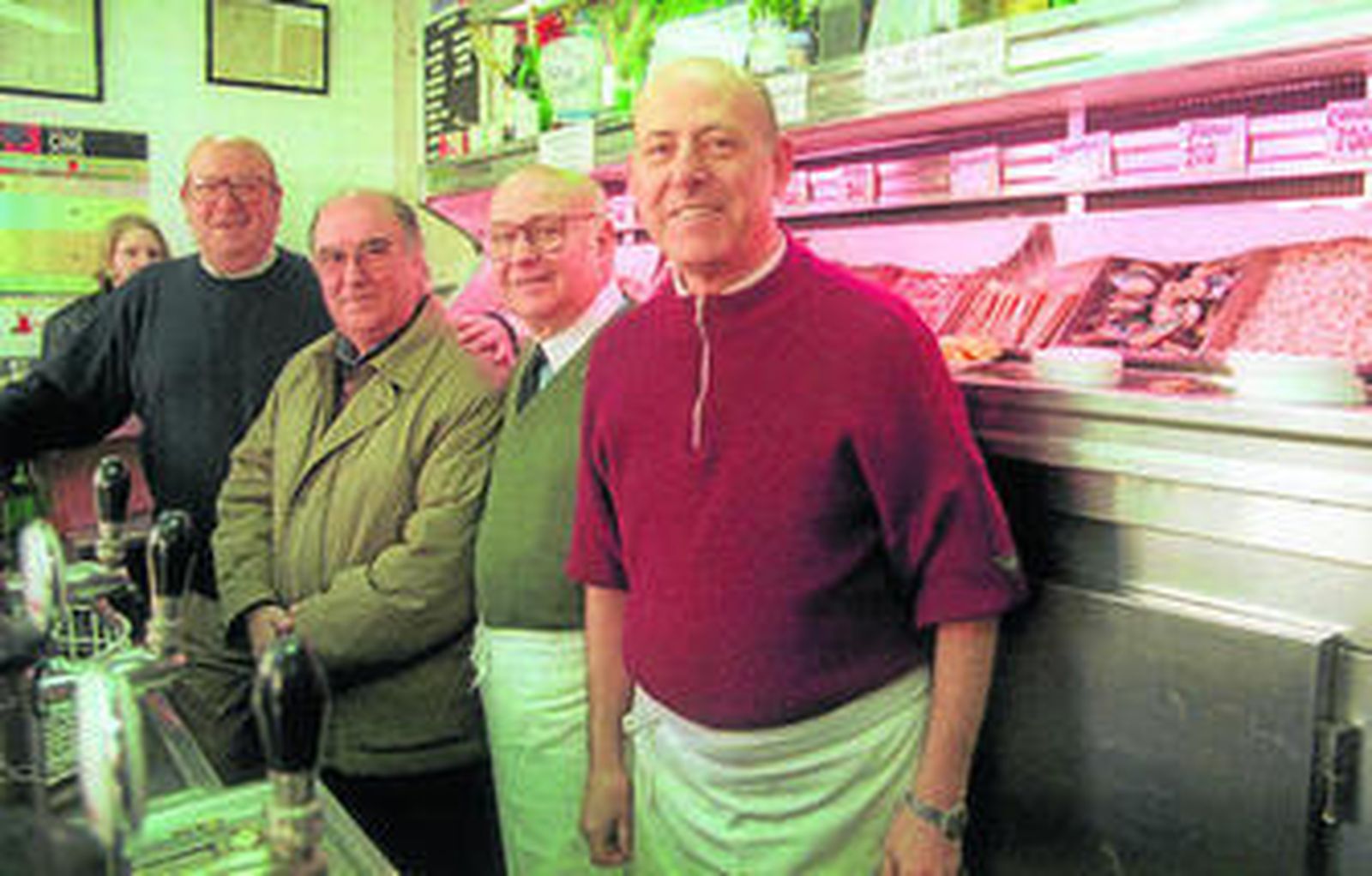 Los Dos Hermanos, el día que cerró en 2001, con Naranjito de Triana.