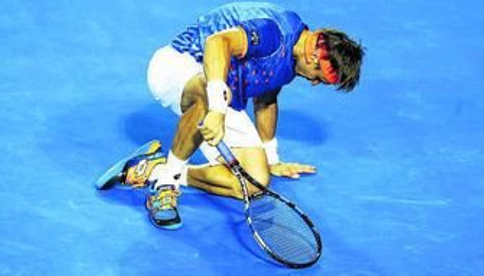 David Ferrer cae tras resbalar durante el partido de cuartos de final ante Andy Murray.