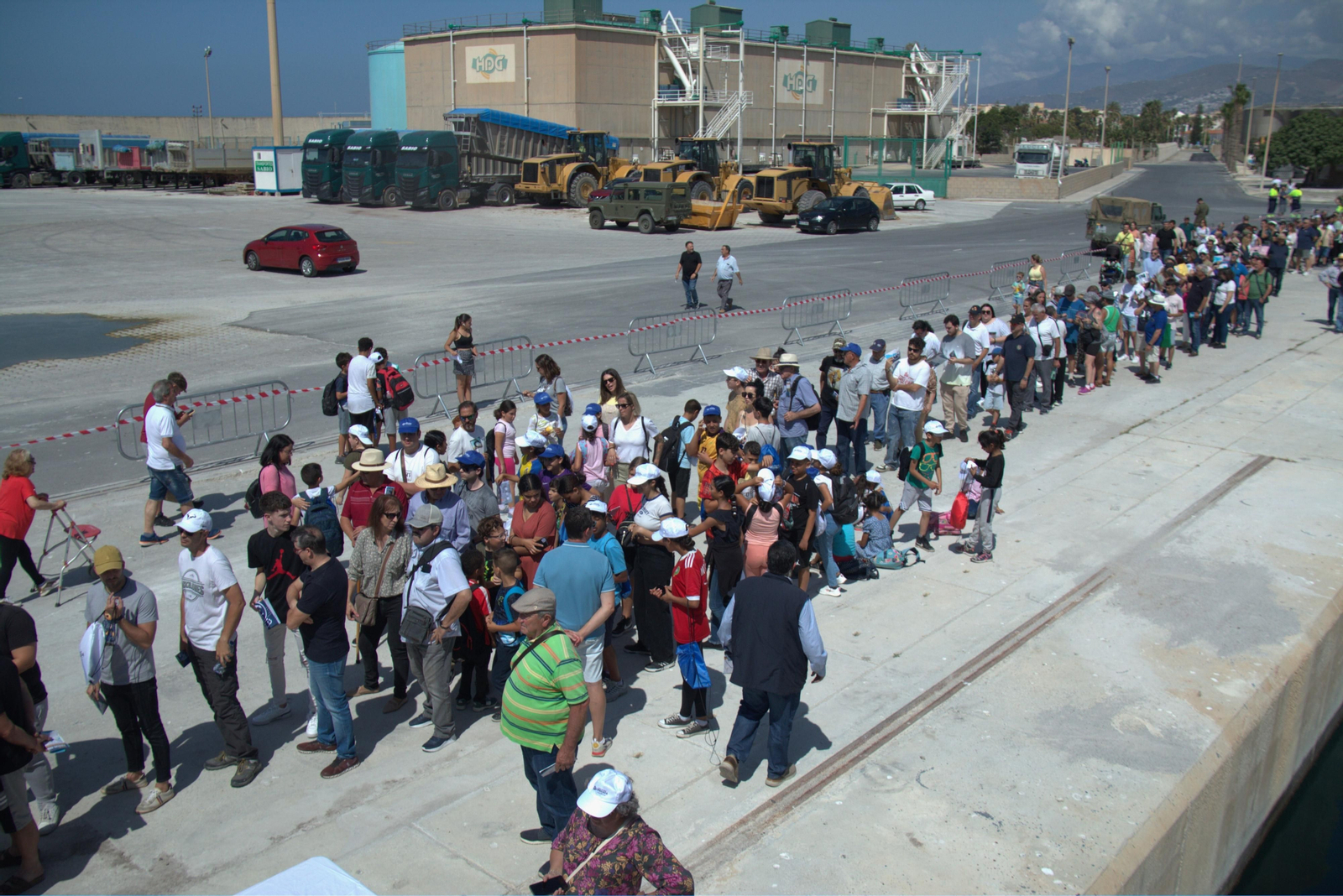 Éxito de participación para ver de cerca el despliegue de las Fuerzas Armadas en Motril