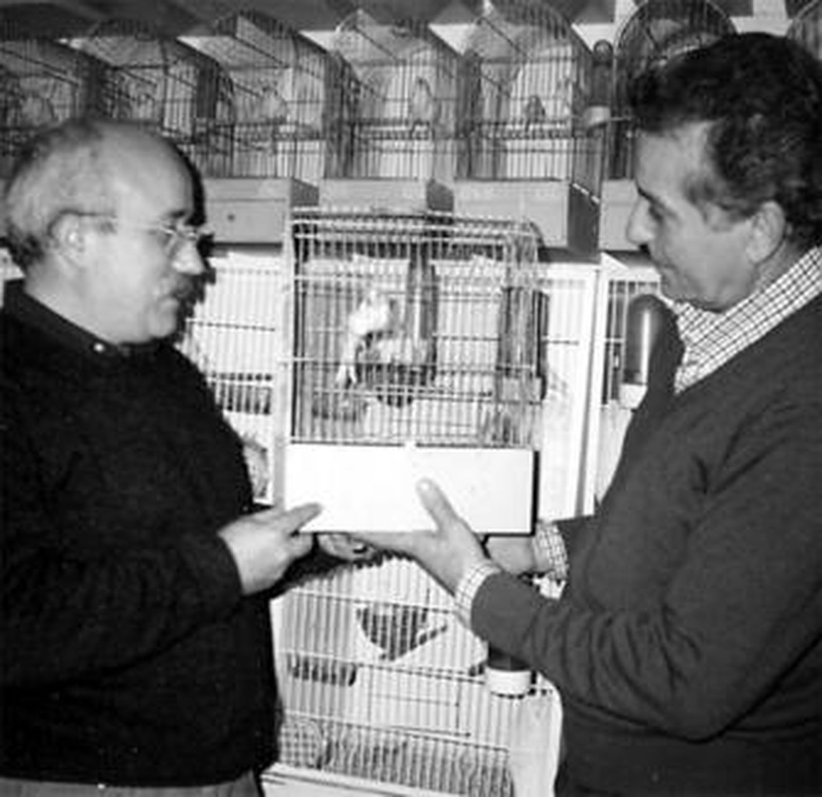 José Antonio Espinosa Rodríguez (i.), en la exposición del concurso local.