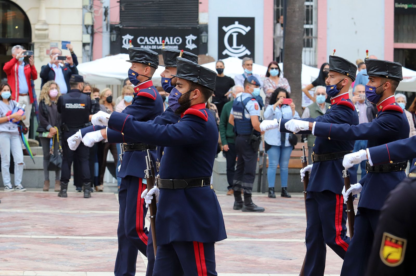 Imágenes de la ofrenda de la Guardia Real a la Virgen de la Cinta en la Catedral