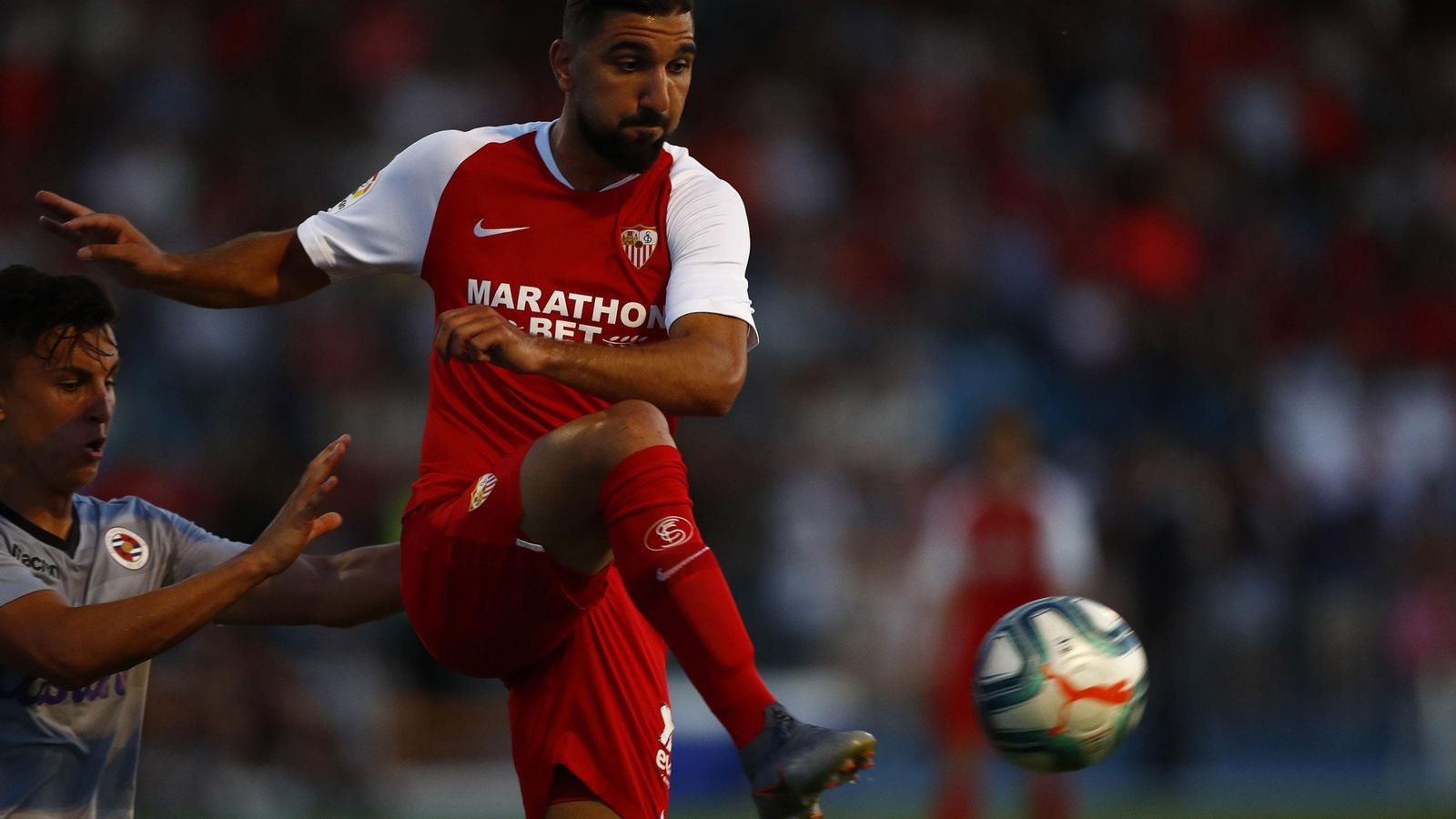 Dabbur controla el balón.