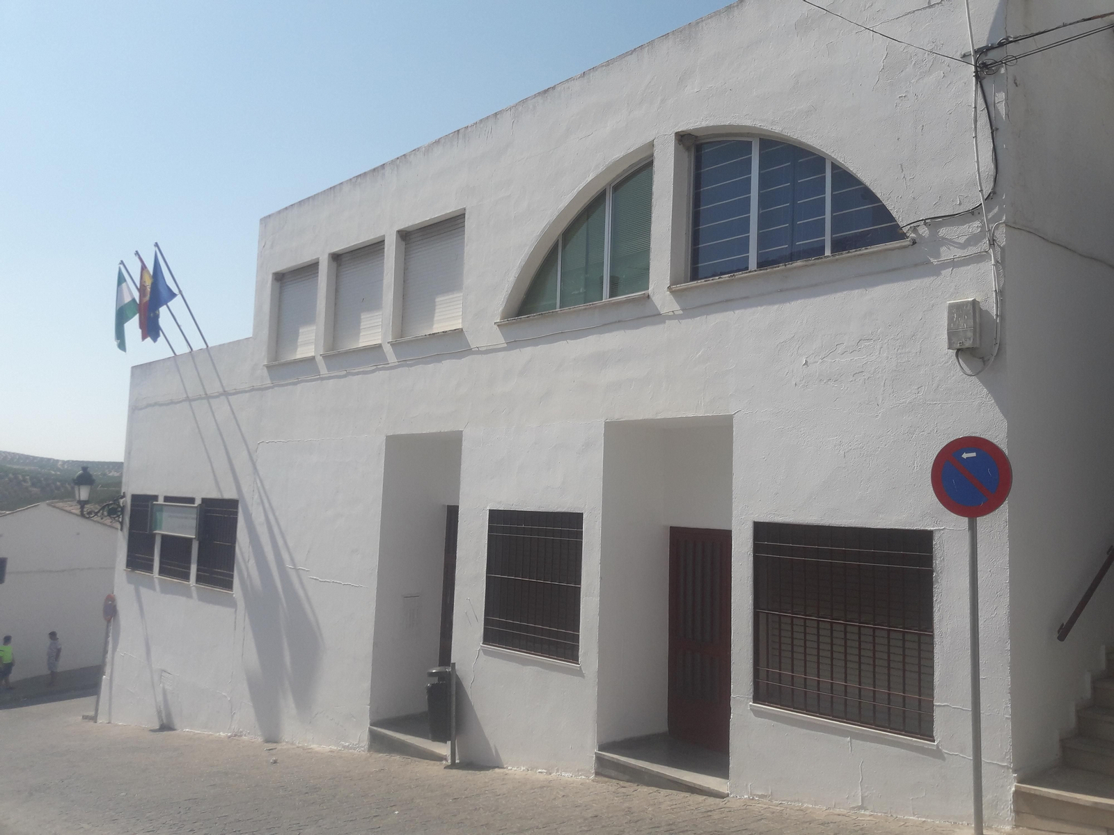 Acceso principal al colegio Juan Alfonso de Baena.
